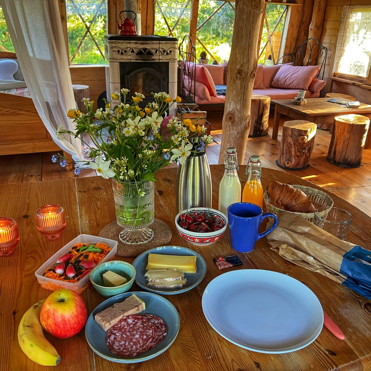 Cabane insolite nichée dans la montagne! Loin de tous les bruits
la zénitude totale.
savourer les choses simples!
#simplelife
#RetourALaSource
#Authentic
#SeRetrouver
#AuClairDeLaSource