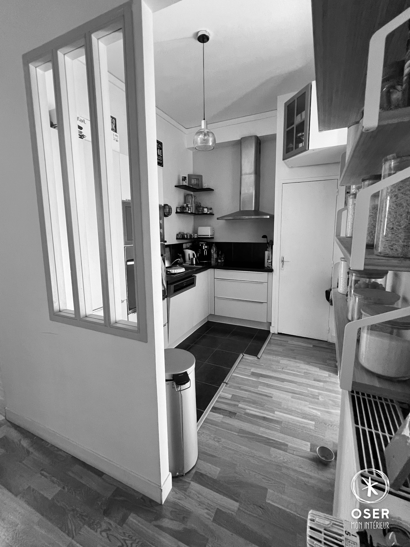 Entrée, cuisine et cellier, trois espaces entièrement repensés dans cet appartement rennais.
La demande : ouvrir la cuisine sur le séjour, supprimer des cloisons, redistribuer les circulations. Un chantier impliquant des murs porteurs, une refonte complète de l'électricité et de la plomberie, et la création d'un cellier intégré.
Chaque arbitrage a répondu à la fois aux contraintes techniques et aux intentions du projet. Nous avons opté pour un chêne clair pour la cuisine sur mesure en U, avec un plan de travail en solid surface légèrement veiné, une crédence miroir bronze pour amplifier la lumière et des gorges cuivrées en lieu et place des poignées. Côté peinture, la teinte corail du cellier et le bleu profond du volume cuisine structurent les zones sans cloisonner l'espace.
Coordination des corps de métiers, suivi de chantier, gestion des délais et de l'approvisionnement ; notre rôle de maître d'œuvre a permis d'articuler menuisier, carreleur, électricien et cuisiniste dans un planning contraint.
À la livraison, on découvre un espace ouvert en continuité avec le salon-séjour, où chaque détail suit le rythme de vie de la famille.
📩 Vous avez un projet ? Parlons-en.
-------
OSER MON INTERIEUR, cabinet d'architecture d’intérieur, d’agencement sur-mesure et de maitrise d'oeuvre, pour professionnels et particuliers.
-------
©️ Photo & Vidéo : 📸 @Size_Up.io
#architecteinterieur #agencement #maitrisedoeuvre #Rennes