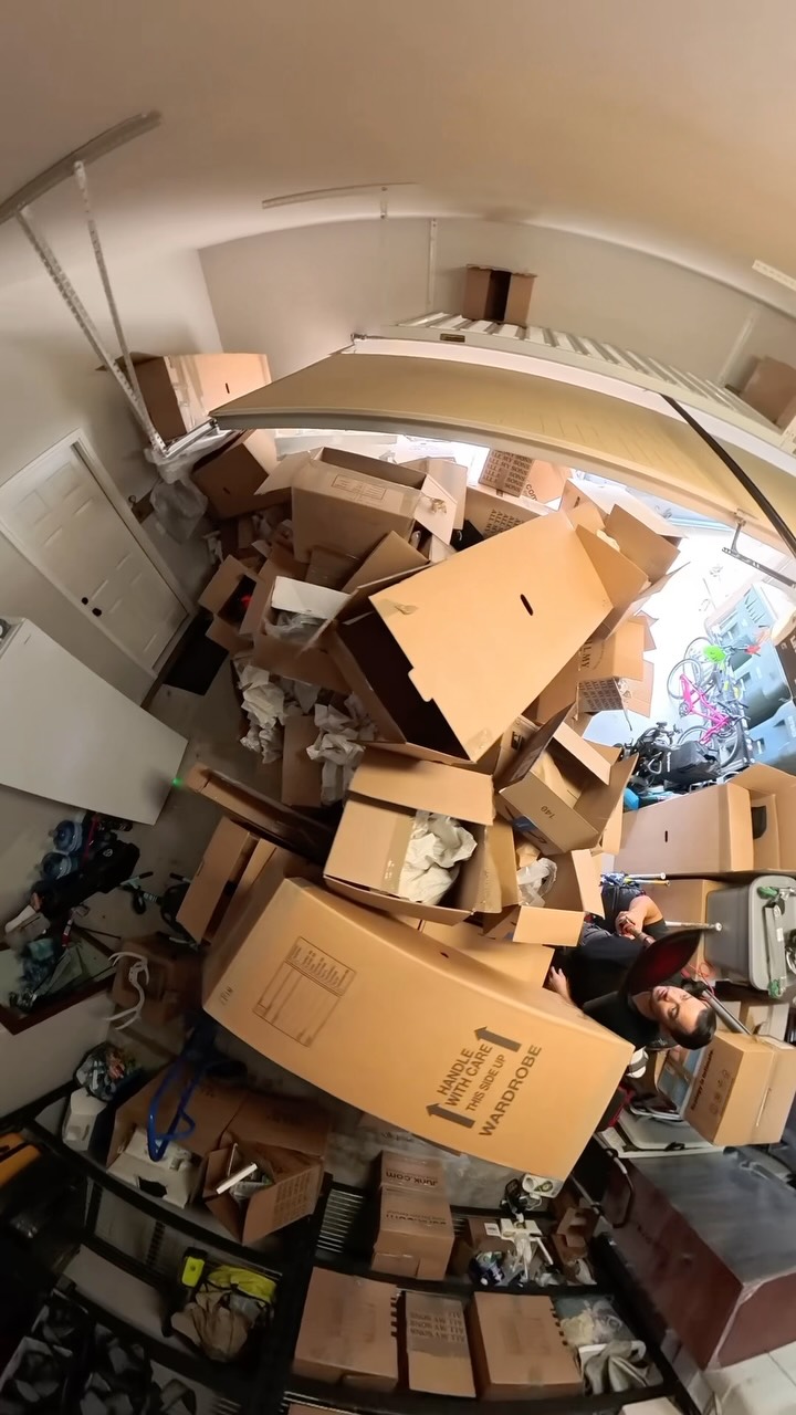 Cardboard chaos turned clean. All in one haul!
#dashawayjunkhauling #dashaway #austinjunk #junkremoval #hooklifttruck