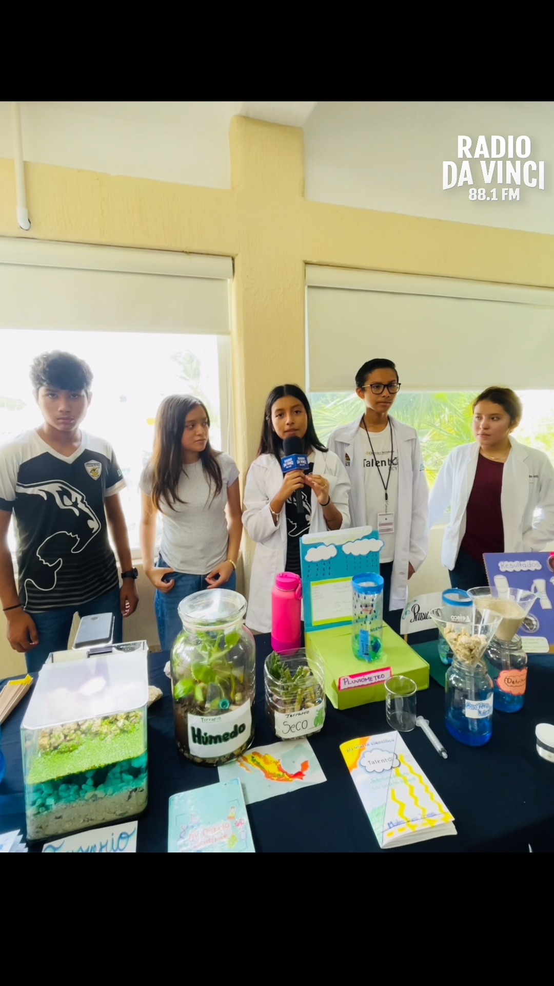 🔬✨ Radio Da Vinci estuvo presente en la clausura del Programa de Fomento a las Vocaciones Científicas del Centro de Investigación Científica de Yucatán (CICY).
Este programa tiene como objetivo despertar la curiosidad científica en las y los estudiantes, acercándolos al fascinante mundo de la investigación y mostrándoles las diversas oportunidades profesionales que existen en las áreas de la ciencia y la tecnología.
Durante la clausura, los integrantes del jurado compartieron unas palabras de reconocimiento al esfuerzo y dedicación de las y los estudiantes, quienes con entusiasmo, creatividad y compromiso desarrollaron grandes exposiciones que reflejaron los conocimientos adquiridos a lo largo del programa.
En Radio Da Vinci 88.1 FM seguimos compartiendo los acontecimientos que impulsan la educación, la ciencia y el talento de nuestra comunidad estudiantil.🎙️🔭
#ciencia #tecnologia #radiodavinci @cicyoficial #cienciaparaadolescentes @davincicancun