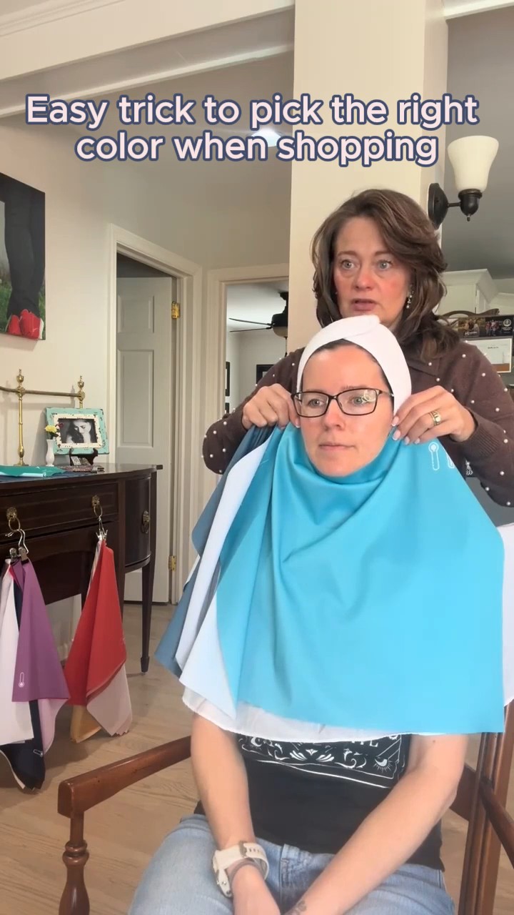 If you’ve ever questioned a color in a fitting room, try this trick. 👚
Hold the fabric right under your jawline and look at what happens to your face. Does your jawline look more defined, almost like it’s coming forward? Or does your face start to blend into the fabric?
It’s a simple test, but once you see it, you won’t unsee it.
Have you ever used this trick? 👀