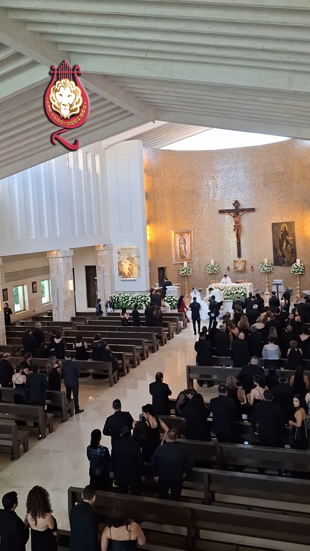 Las #misasdebodas tienen varios momentos importantes y uno de los más representativos casi al finalizar la ceremonia es la #entregadelramo como ofrenda a Nuestra Virgen María. Los #novios pasan a dejar el #ramo a sus pies y a dirigir una #oración ahora como #nuevosesposos.
¿Que obra además del Ave María te gustaría para es momento?
