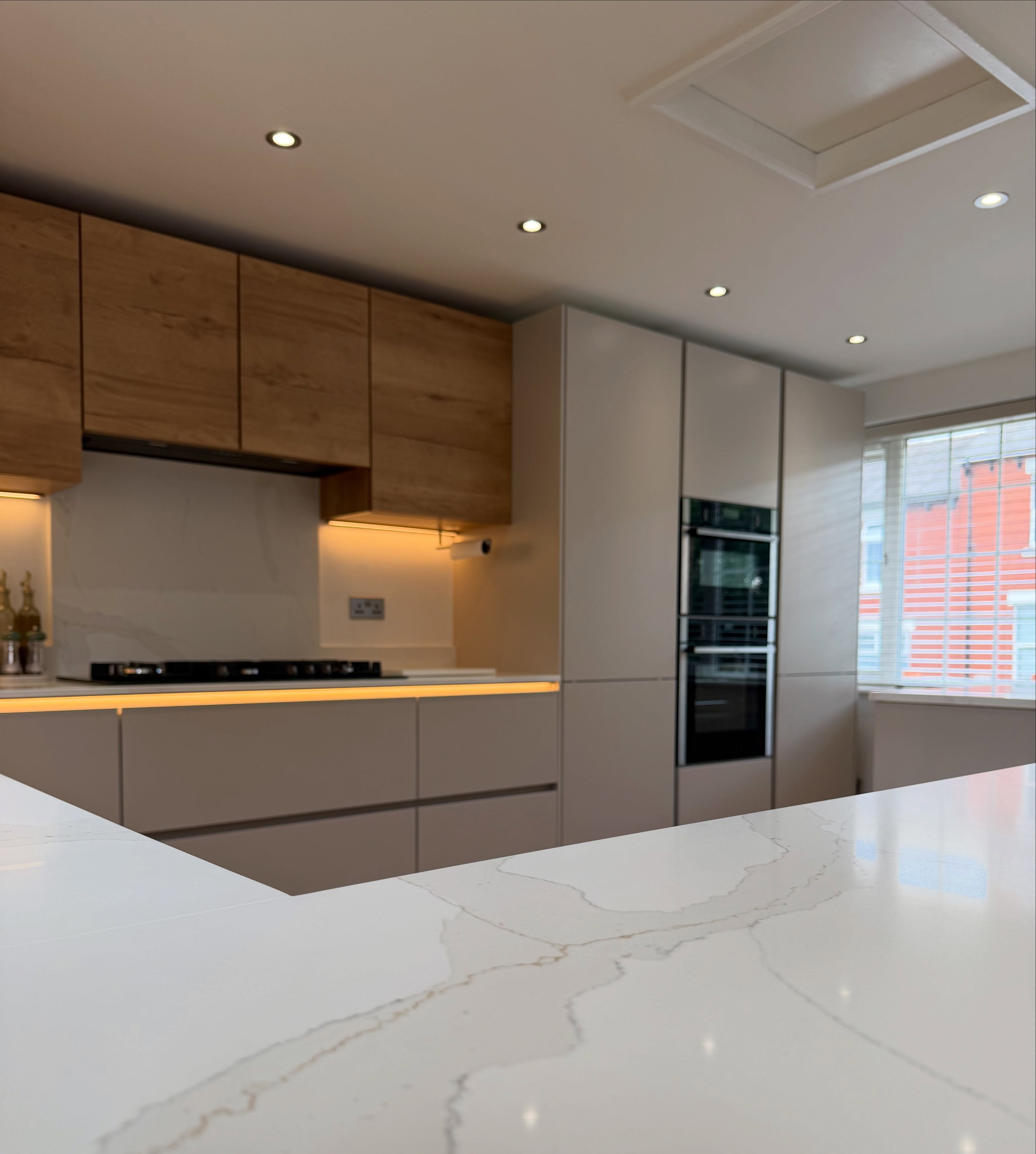 Modern design meets everyday functionality.🌿
#KitchenDesign #ModernKitchen #KitchenInspo #InteriorDesign #LuxuryKitchen