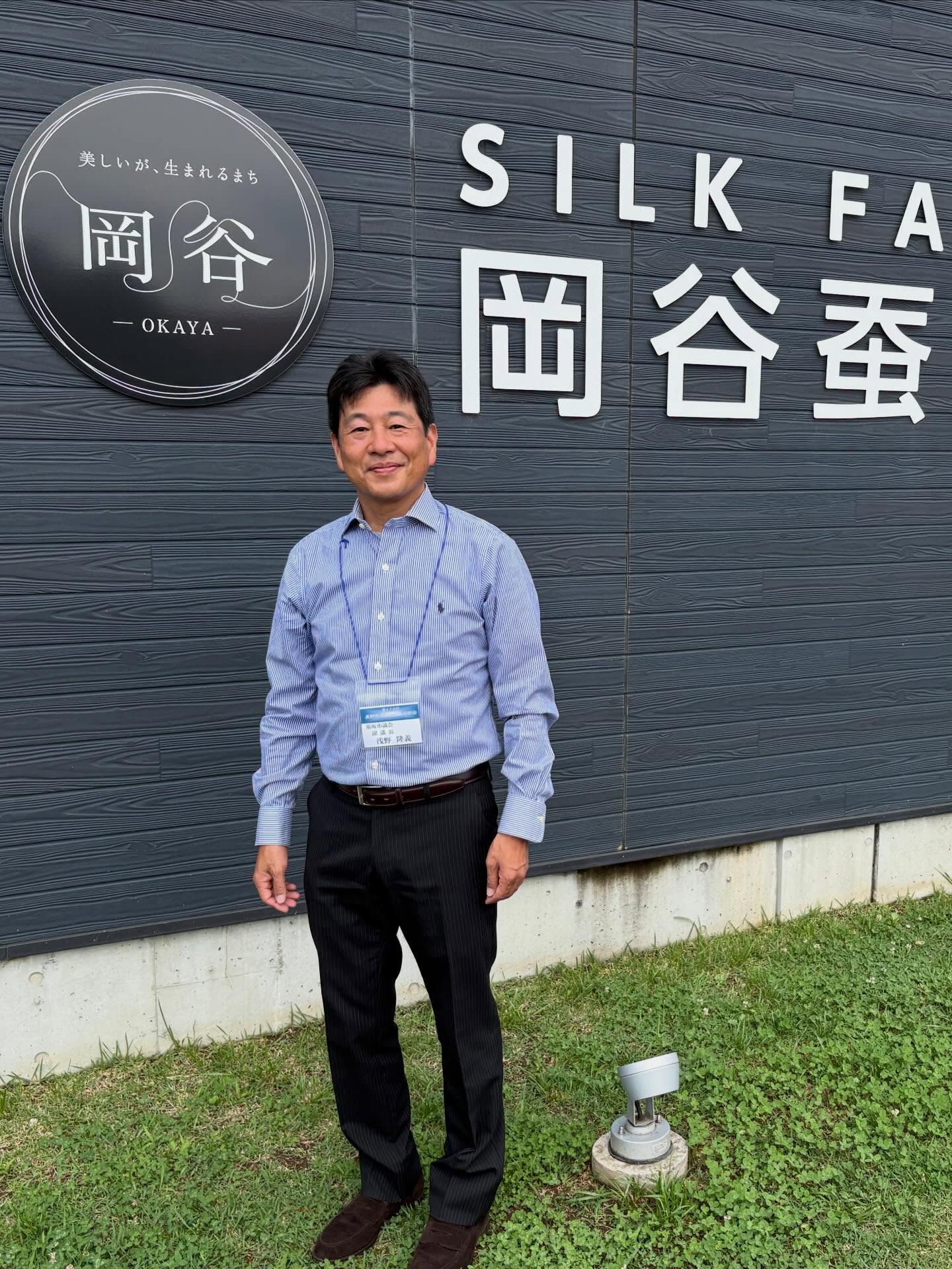 岡谷市で開催された長野県市議会議長会総会に出席しました。
総会では、県内各市議会が抱える課題や取り組みについて情報交換が行われ、小諸市と長野市からは、国への要望が提出され承認されました。
講演では、株式会社テンホウ・フーズ代表取締役社長の大石壮太郎氏から、これからの自治体も民間企業と同じように経営能力が求められる時代であるという内容で、人口減少や財政制約が進む中、「何を選び、どう強みを伸ばしていくか」という経営的な視点の重要性を伺い、私も同じ考えであり、改めて再認識できました。
翌日は、岡谷シルク博物館やイルフ童画館を視察し、岡谷市議会議長とも意見交換をさせていただきました。
まちを思いそのためにもブランドを築くことの大切さ、そして、それ以上に実際の形にすることが重要である。その点も共感できました。
このように2日間、多くの学びと貴重なご縁をいただきました。
「学びを行動に変え、議会と市民に還元し、須坂の未来につなげる。」
この思いを持ち議会活動に取り組んでいきます。
ありがとうございました。
浅野隆義HP https://www.iiyone-suzaka.com
浅野隆義一般質問 https://youtu.be/fYjOtg5_j58?si=0MNtcRD-lquhyx3d
#須坂市議会議員 #いいよね須坂 #浅野隆義 #副議長 #須坂市