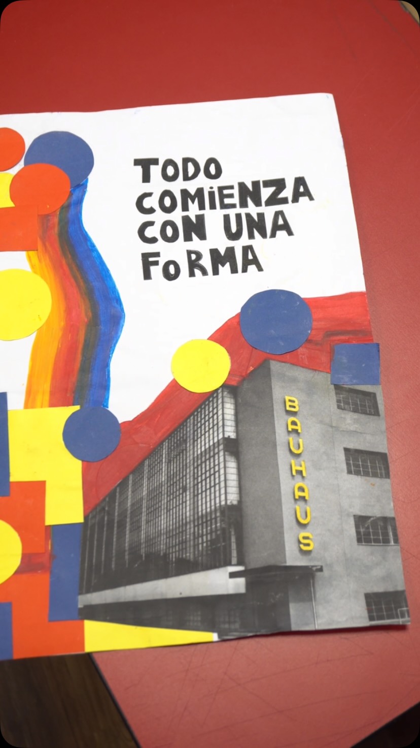 “BAUHAUS” - 1º EMS 🎨📷
En este proyecto del Área Artística, los/as estudiantes exploraron el impacto de la escuela Bauhaus en el arte, el diseño, la arquitectura y la vida cotidiana. A través del análisis audiovisual, la producción gráfica y la construcción de objetos, trabajaron los principios de funcionalidad, síntesis formal y la relación entre arte e industria.
También reflexionaron sobre el rol de la mujer, analizando las tensiones entre el discurso innovador de la escuela y las limitaciones de género de la época.
Como producto final, cada equipo diseñó una maqueta mobiliaria tridimensional y realizó una producción fotográfica para crear un catálogo web que será compartido próximamente con las familias.
#2026enelsanignacio