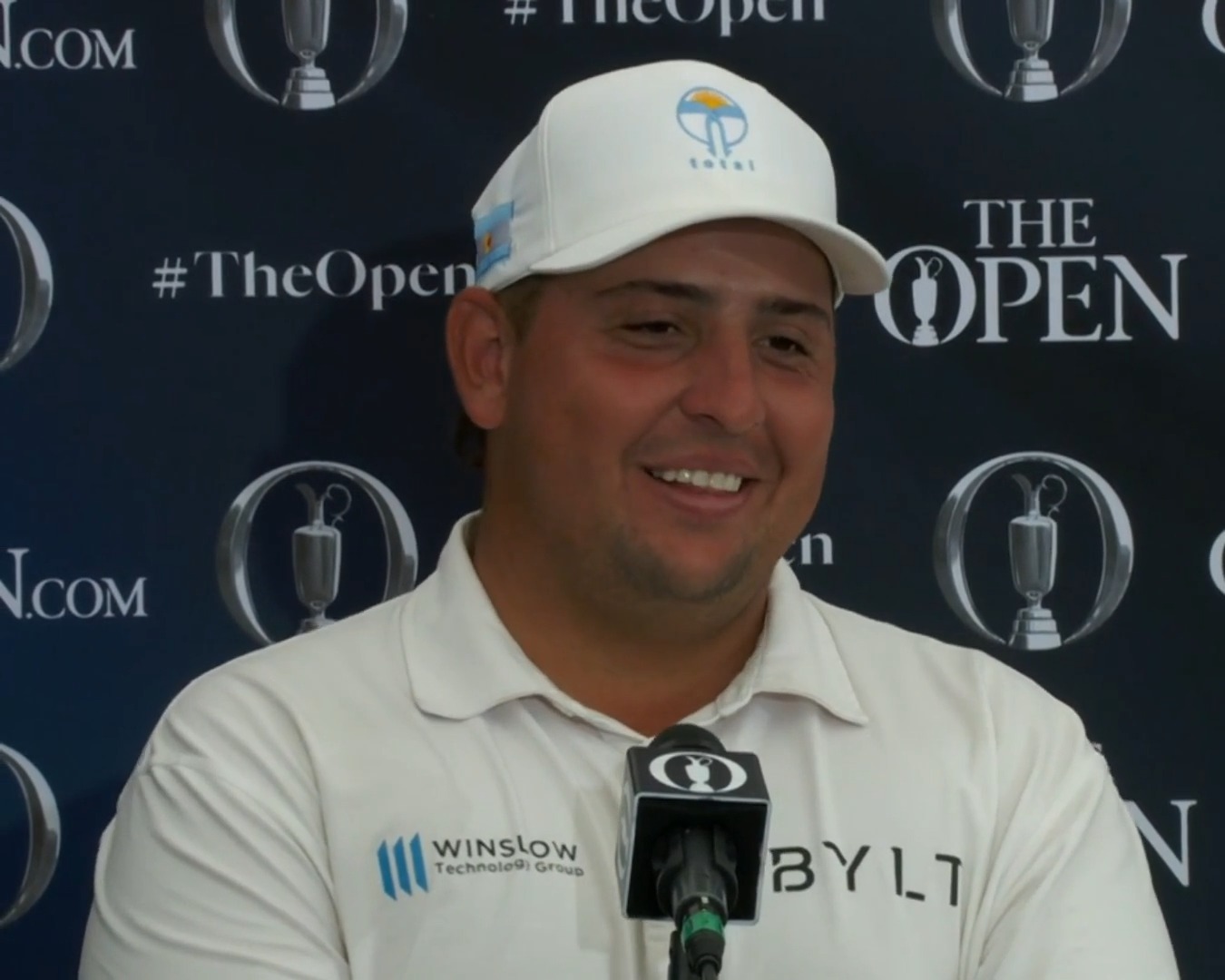 Una ronda difícil, pero un cierre inolvidable. ✨
Mateo Pulcini 🇦🇷 vivió su primera experiencia en The 154th Open y, más allá del resultado, se quedó con una recuerdo único: el apoyo de la gente, el birdie en el hoyo 18 y un festejo inspirado en la Selección Argentina.
El campeón del LAAC 2026 sigue escribiendo una temporada soñada en los escenarios más importantes del golf mundial. ⛳
💬 “Este año fue un sueño, literalmente. Haber jugado el Masters, el U.S. Open y ahora The Open gracias al LAAC es algo increíble. Ojalá pueda volver a vivir estas experiencias como profesional”. 💪
#TheOpen #LAACgolf