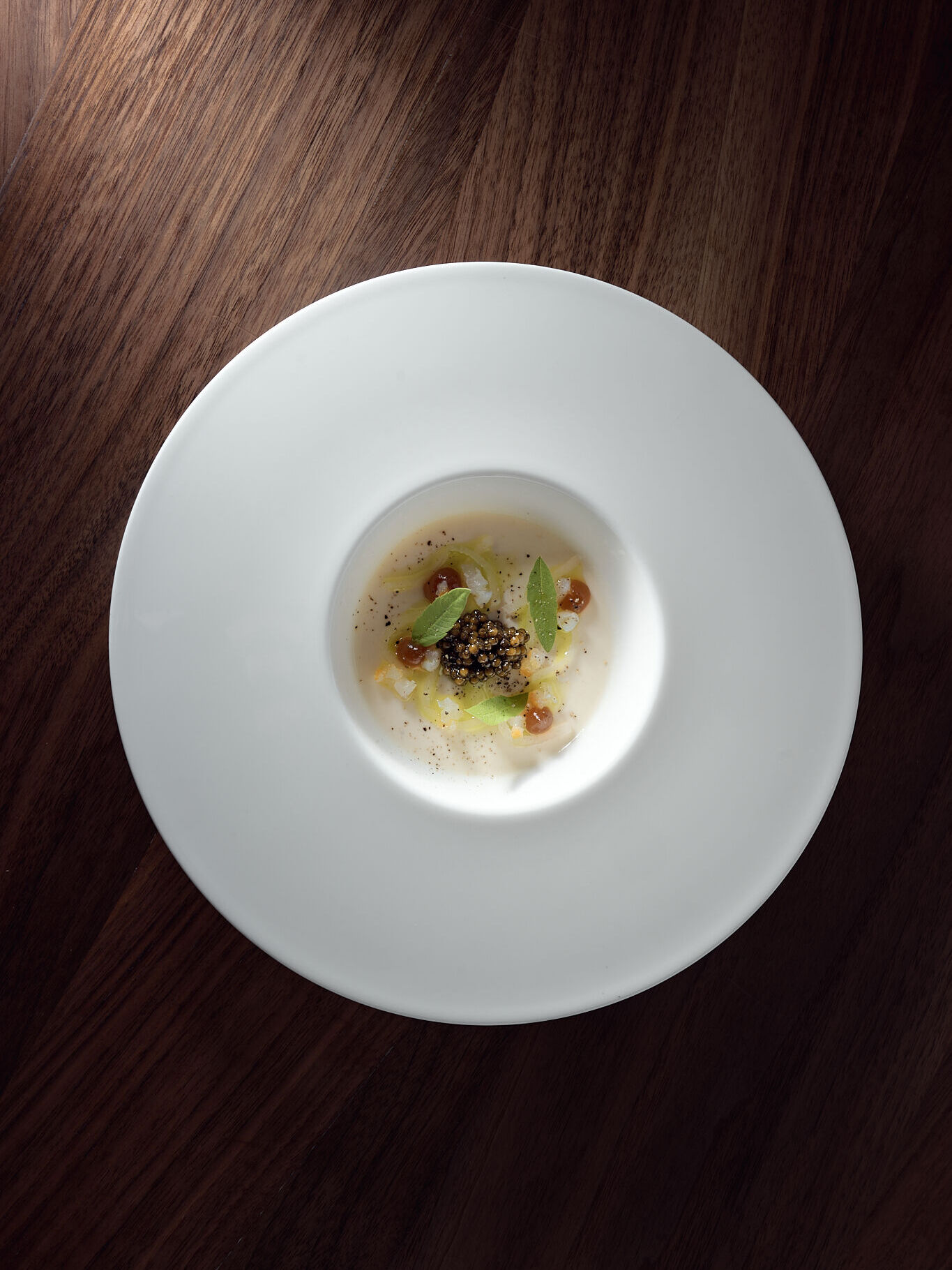 Le caviar est là — mais il ne fait pas de bruit. 🫧 Panna cotta de haddock fumé, chou-rave, verveine. Une assiette sans chichi, où chaque élément sert les autres. Le luxe, ici, c'est l'équilibre.
____
De kaviaar is er — maar hij maakt geen lawaai. 🫧 Panna cotta van gerookte haddock, koolrabi, verbena. Een bord zonder fratsen, waar elk element de anderen dient. De luxe hier is het evenwicht.
____
The caviar is there — but it doesn't make a sound. 🫧 Smoked haddock panna cotta, kohlrabi, verbena. A dish without pretension, where every element serves the others. The luxury here is balance.
#Menssa #lesgrandestablesdumonde #michelinbelgique #50bestdiscovery #gaultmillau
Menssa by @christophe.hardiquest
💻 www.menssa.be
✉️ restaurant@menssa.be
☎️ +32 2 346.66.15
📍 Avenue de Tervueren 453, 1150 Bruxelles
📸 @anthonyflorio
@enguerrand_moura @nico.beaudey @dessartjulie @madison_mtn @elliot.deconinck