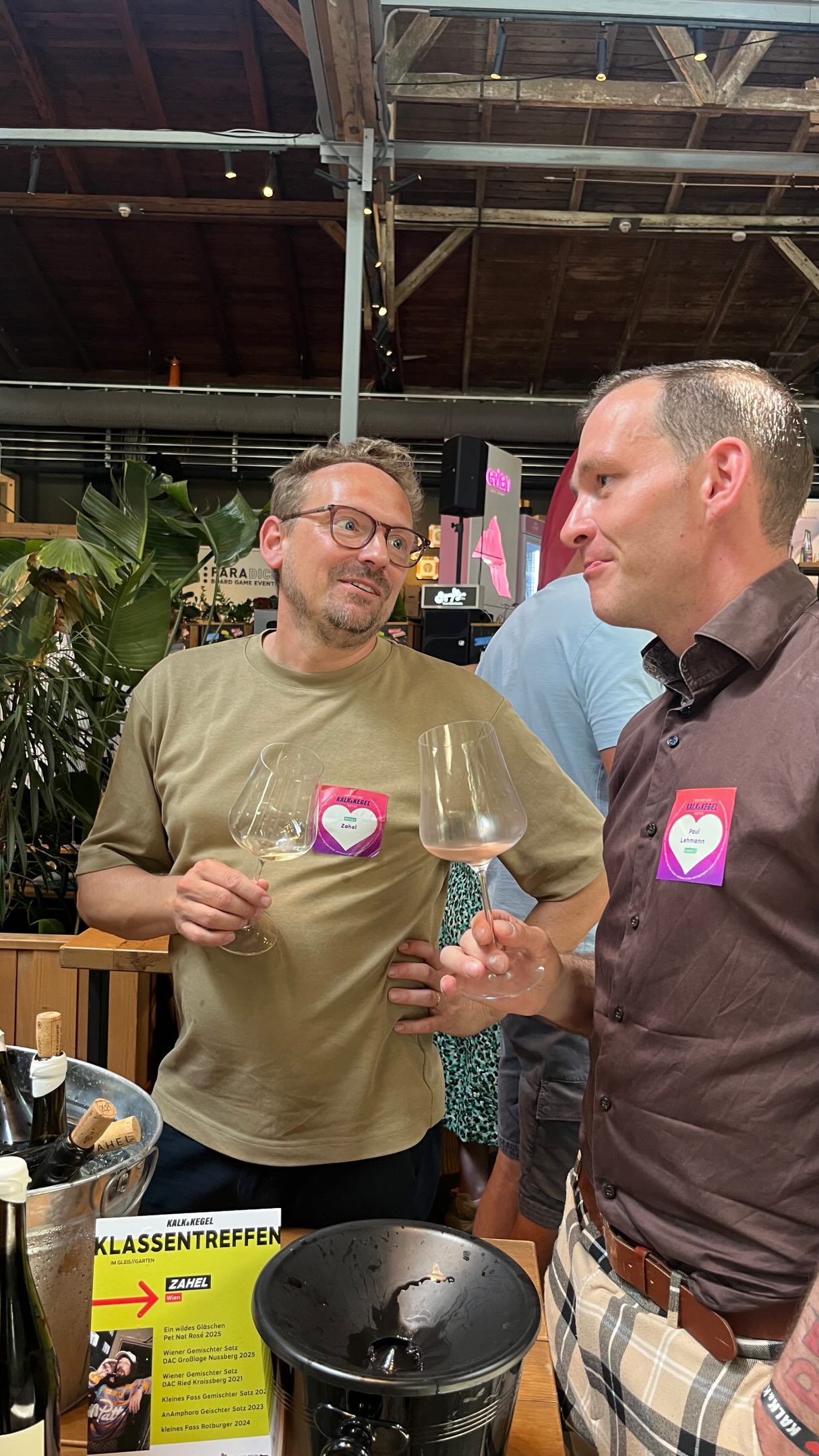 Gestern durften wir beim Klassentreffen von Kalk & Kegel viele bekannte Gesichter wiedersehen – und genauso viele neue kennenlernen. 🍷🍇
Es ist immer etwas Besonderes, die Menschen hinter den Weinen auf unserer Karte persönlich zu treffen, sich auszutauschen und neue Geschichten, Ideen und Jahrgänge zu entdecken.
Danke an alle Winzer für die Zeit, die Leidenschaft und die großartigen Gespräche. Wir freuen uns schon darauf, einige der neu entdeckten Weine bald mit euch zu teilen. ✨
#kalkundkegel #winzer #weinliebe #joseph2 #gastronomie