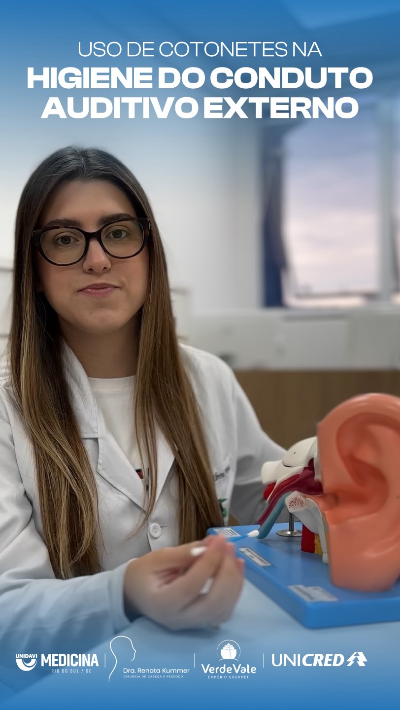 Depois do Diploma | A Medicina que ninguém ensina!
Episódio 05 – Uso de cotonetes na higiene do ouvido 👂
O uso de cotonetes no interior do ouvido pode empurrar o cerúmen para regiões mais profundas, causar lesões, infecções e até prejudicar a audição.
Mas então, como devemos fazer esta limpeza? Confira e aprenda a maneira correta
⭐ Compartilhe conhecimento, compartilhe cuidado!
#medicina #depoisdodiploma #saudeauditiva #prevencao #saude