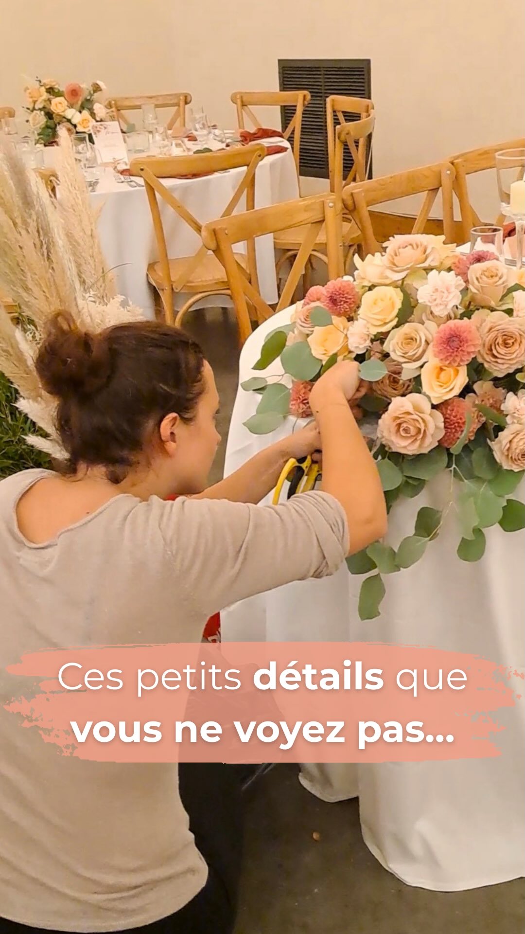 🔈SOUND ON ! 😄
Eh oui, je prévois toujours du temps dans mon planning pour le « Check et peaufinage » des compositions florales ! Même quand je les ai faites en amont à l’atelier !
Une fleur abîmée, une feuille qui vient se mettre juste devant une fleur, un morceau de mousse florale visible… c’est tous ces petits détails maîtrisés qui rendent l’ensemble soigné, naturel et harmonieux.
Et vous, vous l’aviez vu cette feuille encombrante ? C’est moi haha les yeux de la designer 🌸👀
Merci à ma consœur @alexandrinewedding pour cette vidéo coulisses 🫶
—
Lieu de réception : @fermedarmenon
Wedding Planner : @alexandrinewedding
Designer floral : @cherry_wedding_paris
Photographe : @justinehphotographylove
Videaste : @_wiload_
Traiteur : @lesenfantsterribles_traiteur
DJ : @jamalfamily_events
Papeterie : @faireparterie
Cadeaux invités : @lovely_bougie_
Accessoires déco : @cherry_wedding_paris
#fleursmariage #fleuristemariage #designerfloral #decoflorale #floraldesignersofinstagram