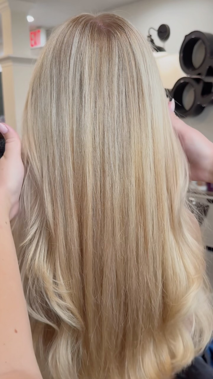 now that’s HOT!🔥 blonding by @hairrbymorganb…call or dm to book your foil🫶🏻