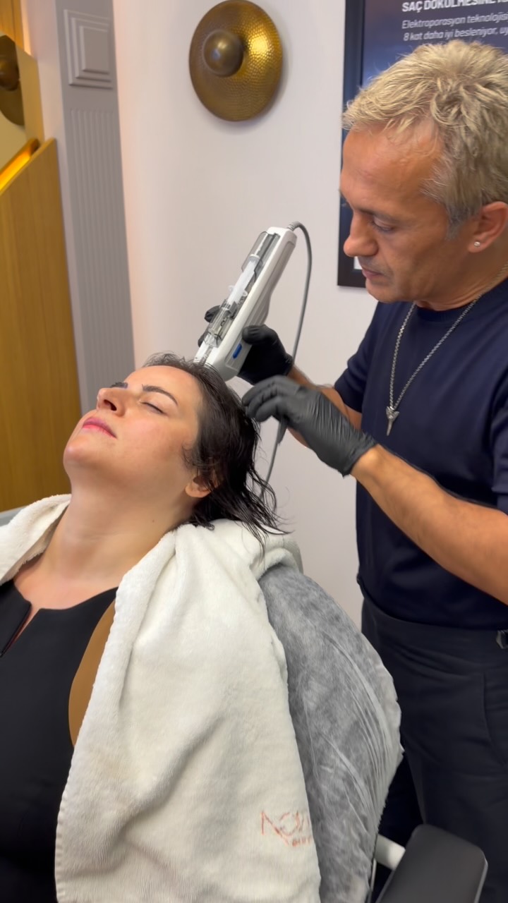 Mikro ve medikal kaynak uygulamalarında doğal saçların güçlü, sağlıklı ve dolgun görünmesinin sırlarından biri: Meso Intense. ✨
Kaynak uygulamasıyla birlikte planlanan bu bakım; saç derisini ve doğal saçları destekleyerek uzama sürecinde daha bakımlı, canlı ve güçlü bir görünüm oluşmasına yardımcı olur.
Çünkü bizim için amaç yalnızca saçı uzatmak değil, kaynak kullanırken kendi saçlarını da özenle korumaktır.
Mikro Kaynak + Medikal Kaynak + Meso Intense
Sedat Biga’ya özel bütünsel saç dönüşümü.
#MesoIntense #MikroKaynak #MedikalKaynak #SaçBakımı #SaçDolgunlaştırma SedatBiga