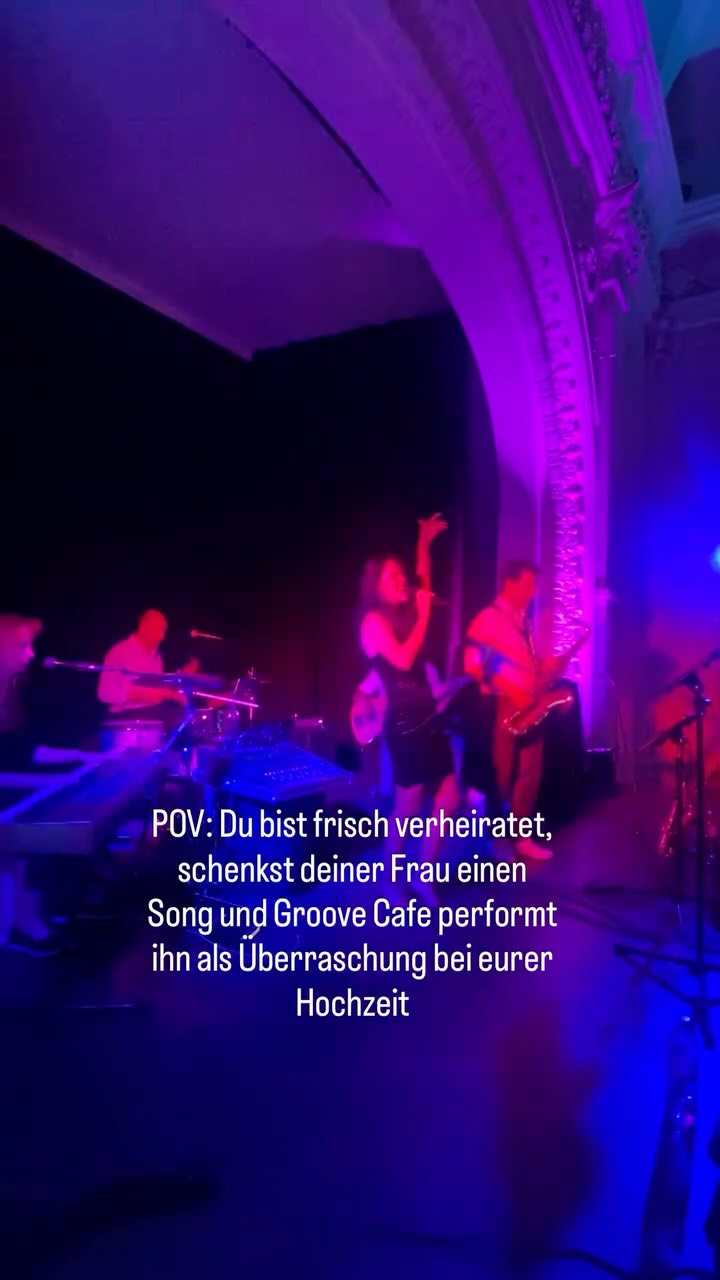 Ordinary von Alex Warren kennen wir wahrscheinlich alle, aber habt ihr auch schon diesen Song von ihm gehört? 🙌🏻 wir durften ihn als Überraschung spielen und was gibt es schöneres als Musik zu schenken? 😍 Der Bräutigam hat uns vorab gebeten, ob es möglich wäre, den Song Fever Dream bei der Party am Abend für seine Braut als Überraschung zu performen. So schön, wenn Liebe durch Musik zum Ausdruck gebracht wird 😍 und wir haben jetzt definitiv einen coolen neuen Song mehr in unserem Set 😍 📍@casinobaumgarten #hochzeitwien #liveband #groovecafe #wedding #eventband