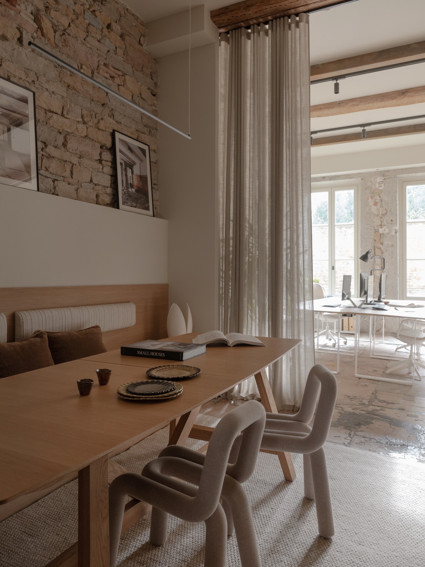 Avant de dessiner un intérieur, il y a toujours une rencontre.
-
Nos bureaux Sully ont été imaginés comme un véritable lieu de rencontre, un espace de réception où nous prenons le temps d’accueillir nos clients. Un matériauthèque pensée pour toucher les textures, comparer les finitions, composer les palettes et construire chaque projet ensemble, dans un cadre propice aux échanges.
-
Prendre le temps. Échanger sur un mode de vie, des habitudes, des envies. Comprendre ce qui vous anime pour imaginer un projet qui vous ressemble vraiment.
-
Ce lieu marque aussi une nouvelle étape pour @bc.ateliers . En rejoignant @re.architecture dans leur espace collaboratif, nous faisons le choix d’un lieu de travail partagé, porté par une vision commune de l’architecture.
Deux écritures complémentaires, une même exigence du détail et une envie commune de concevoir des projets dans leur globalité.
Une évidence pour nos deux agences, qui nous permet de faire dialoguer nos savoir-faire au quotidien, entre architecture et architecture intérieure
-
Parce que les plus beaux projets naissent toujours d’un dialogue… ✨
-
@titouanstaff
@marguerite.porche
@atelier_bruneel
@lensemblier
@agence_olivier_leger
@moustache_editions
@coteplan_lyon
@modelec_interrupteurs
-
📸 @sabine_serrad