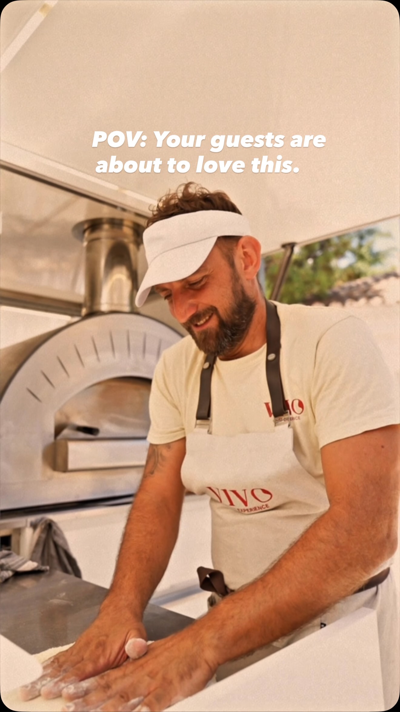 🍕 Freshly made. Right in front of you. 🍕
There’s something special about watching your food being prepared from scratch.
With @vivochefexperience , every pizza is handcrafted on site, filling the air with incredible aromas and turning the cooking itself into part of the experience.
Because great food isn’t just served—it’s created in front of your guests. ✨🤍#daniscatering #pizza