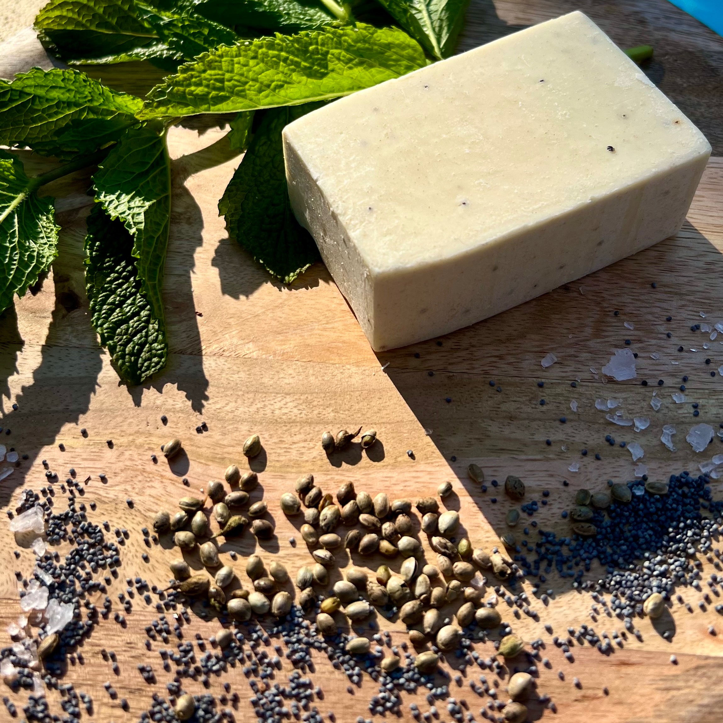 Jetzt im Sommer laufen wir viel barfuß durch die Gegend.
Das ist nicht nur sehr gesund für den Fuß und stärkt die kleinen Muskeln, es fühlt sich auch ganz herrlich an Gras und Sand an den Füßen zu spüren. ☀️
Der Nachteil ist, dass man es den Fußsohlen abends auch ansieht 😅
Hier eignet sich unsere Peelingseife ganz hervorragend die Spuren des Tages abzuwaschen und eure Füße gleichzeitig noch sanft zu pflegen.
Dank ihrer feinen Peelingeigenschaften reinigt sie besser als eine einfache Seife und hilft euch den Sommer auf glücklichen, weichen Füßen zu durchwandern. 🥳
#peelingseife #pediküre #sommerfüße #barfußlaufen #sommerpflege