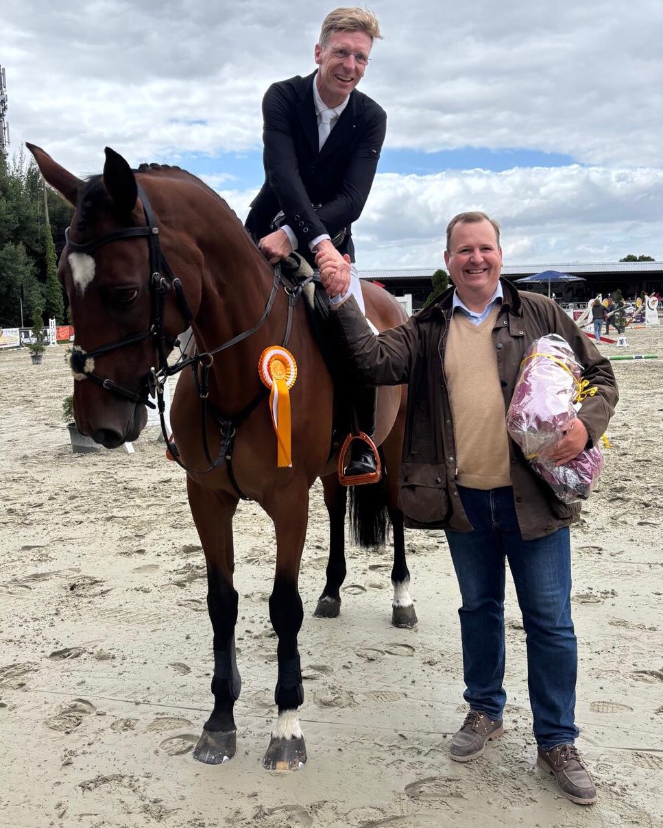 🏇🏻 Pferdesport der Extraklasse gab es in den vergangenen Tagen am Mergelbruch beim @reitverein_von.bismarck.exter
Die Bismarck Outdoors sind jedes Jahr ein Garant für erstklassigen Pferdesport und darüber hinaus eine ideale Möglichkeit, Freunde aus Vlotho, dem gesamten Kreis Herford und darüber hinaus zu treffen. Besonders gefreut habe ich mich über den Besuch meines langjährigen Weggefährten @thelarswill .
🏆 Gerne haben @ju.li.ad und ich auch in diesem Jahr wieder einen der Ehrenpreise als Sponsor übernommen und freuen uns schon jetzt auf die nächsten Turniere.