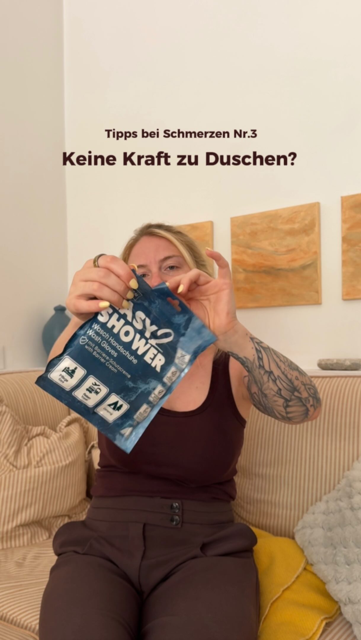 🧼 Manchmal ist selbst Duschen einfach zu viel.
An Tagen, an denen die Schmerzen zu stark sind, die Kraft fehlt oder der Kreislauf nicht mitspielt, kann selbst der Weg ins Bad zur Herausforderung werden. Mir ist es schon passiert, dass ich dabei Kreislaufprobleme bekommen habe oder sogar ohnmächtig geworden bin.
Für genau solche Tage habe ich für mich eine Lösung gefunden: feuchte Einmal-Waschlappen. Sie sind schnell griffbereit, ohne Wasser, ohne Eimer, ohne zusätzlichen Aufwand. Ich habe immer welche am Bett und auf der Couch liegen.
Und nein – ein normaler Waschlappen ist in solchen Momenten für mich keine Alternative. Wenn man allein wohnt und schon der Gang zur Toilette nur mit letzter Kraft gelingt, dann ist alles, was zusätzliche Schritte erfordert, einfach zu viel.
Deshalb wollte ich den Tipp mit euch teilen. 🤗🧼
Falls du die Tücher auch ausprobieren möchtest, kommentiere einfach „Tuch“ – dann schicke ich dir den Link.
#chronischkrank #chronisch #endometriose #tipp #chronicpainawareness