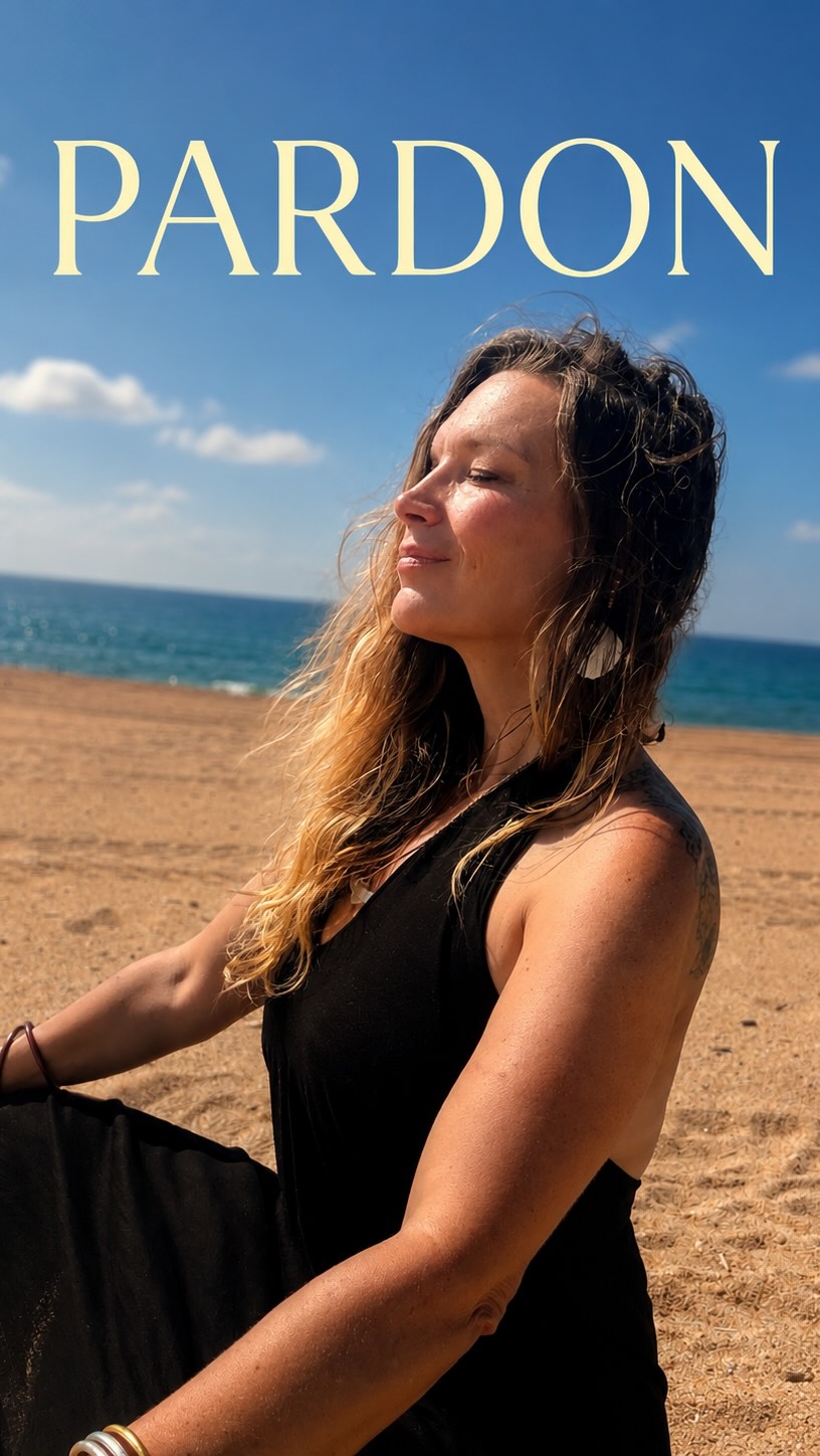 Le pardon est probablement l’une des choses les plus difficiles à vivre.
C’est un acte spirituel ,vraiment spirituel !
nous cherchons souvent des solutions à l’extérieur de nous : des pratiques, des rituels, des soins ou des cérémonies qui pourraient enfin nous libérer.
Pourtant, si vous souhaitez véritablement vous affranchir d’un karma, d’un lien karmique ou, plus largement, de tout lien qui continue de vous maintenir dans la répétition, la réponse ne se trouve pas à l’extérieur. Car tout lien qui persiste est l’expression d’une fréquence de conscience qui continue de répondre à une autre.
La véritable transformation naît en vous.
Mais elle ne peut pas émerger depuis la même conscience que celle qui entretient encore la colère, le ressentiment ou la souffrance. Si vous pardonnez alors que votre être demeure habité par ces fréquences, le pardon reste mental. Il apaise parfois… mais il ne transmute pas le lien.
Le véritable pardon naît depuis un espace qui a évolué en vous. Depuis votre conscience la plus élevée. Depuis votre être sage. Depuis cette dimension de vous que certaines traditions appellent le double cosmique.
Les énergies que nous traversons actuellement nous invitent précisément à cela : apprendre à coexister avec notre pure conscience et à laisser cette part de nous guider davantage nos pensées, nos choix et nos actes que les réflexes de notre conscience tridimensionnelle.
Ça vous parle ?
#spiritualité #eveildesconsciences #pardon #karma #âmes
