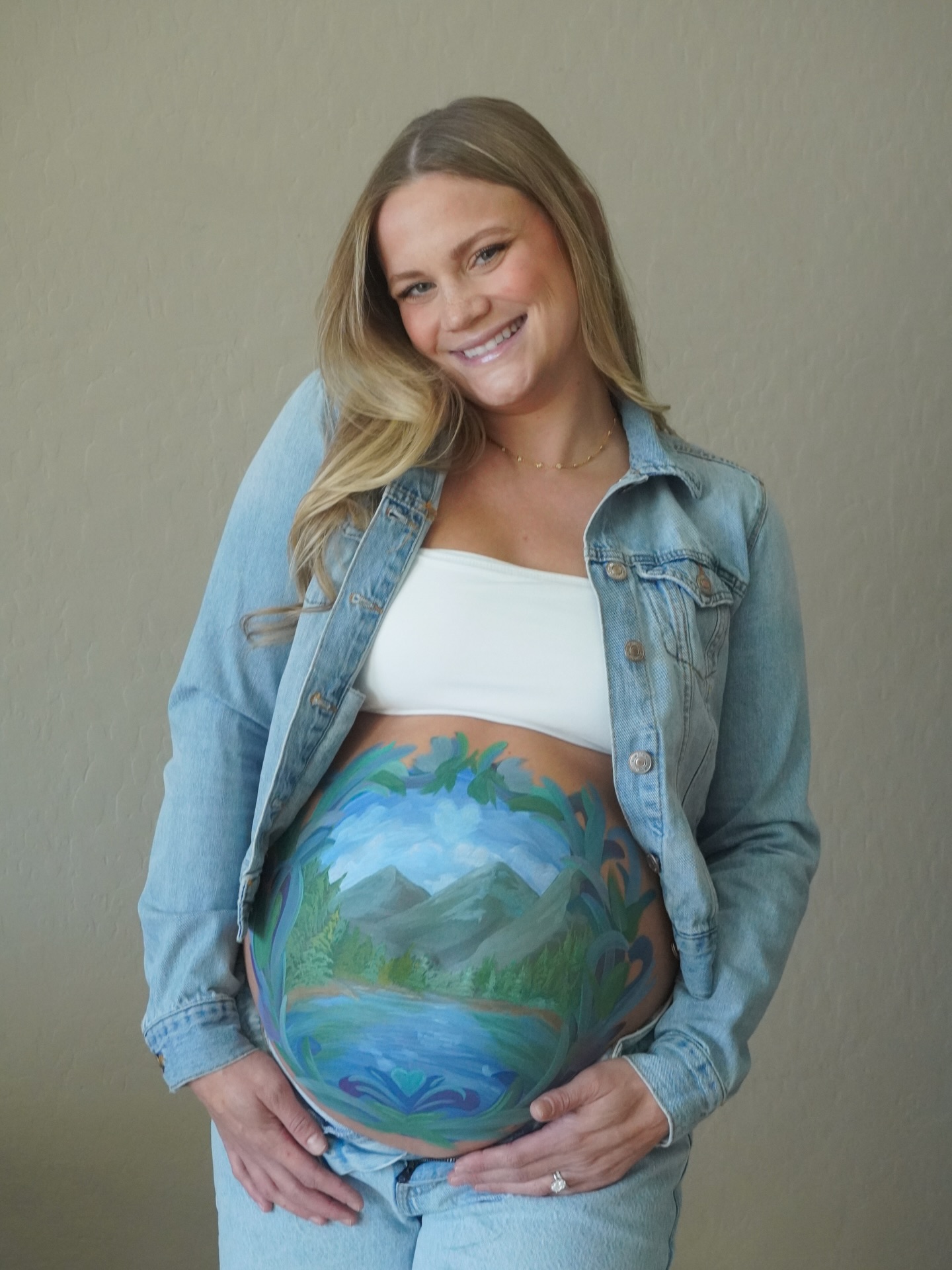 Painting my beautiful friend who is a new mother was such an honor!
This is something I’d love to do more of, especially now that I’m growing into this phase of my artistry 💗🎨