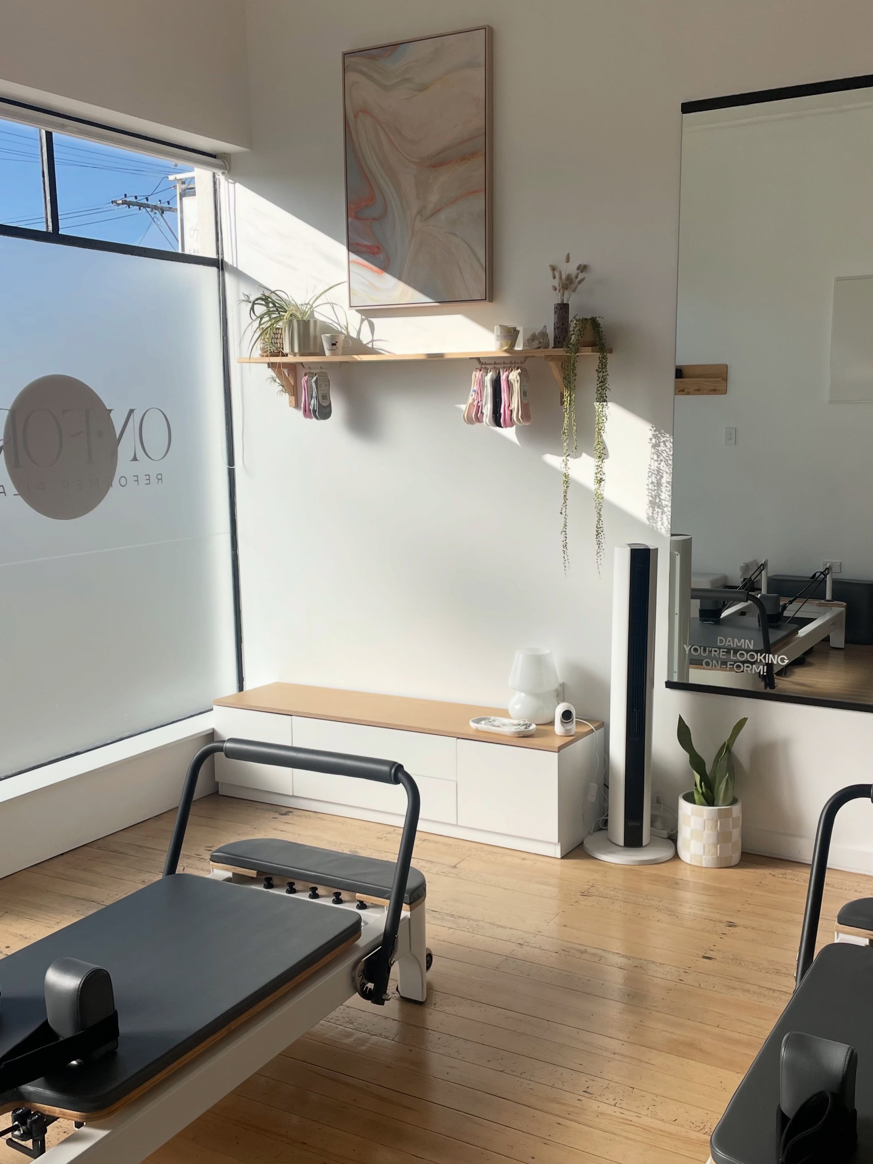 Anyone else feeling the tiniest shift?
The mornings are getting a little lighter, the evenings are hanging around a little longer, and it’s doing wonders for my motivation.
Here’s to a good week ahead 🤍
#OnFormStudio #DunedinPilates #mondaymotivation #reformerpilates