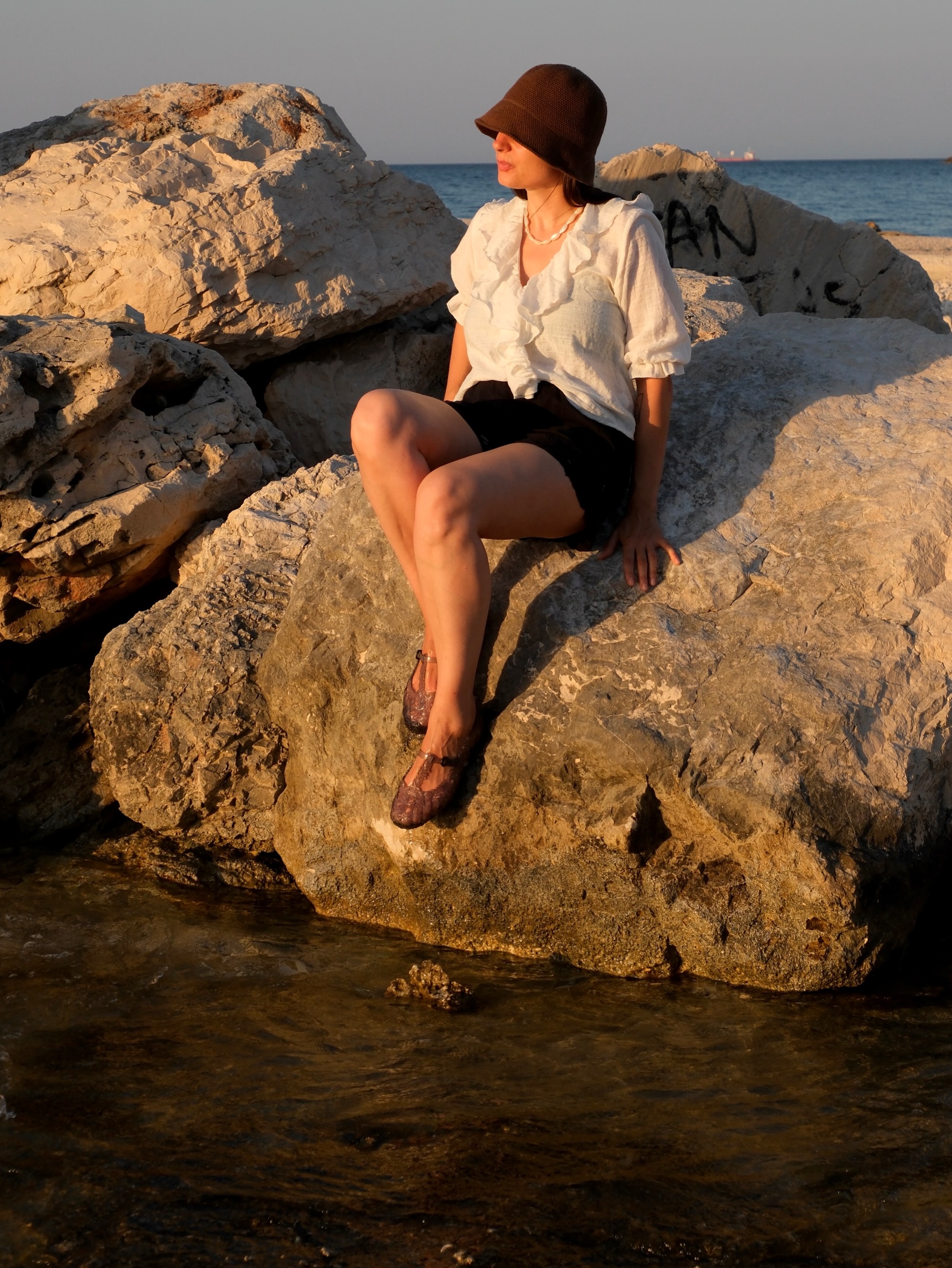 〰️
AD • @melissashoes_polska x @susanfangofficial
Ballerinas, but make them art 🫧
Like tiny crystal sculptures for your feet - playful & a little surreal… made for seaside walks 🌊
• melissashoes • susanfang • Zante