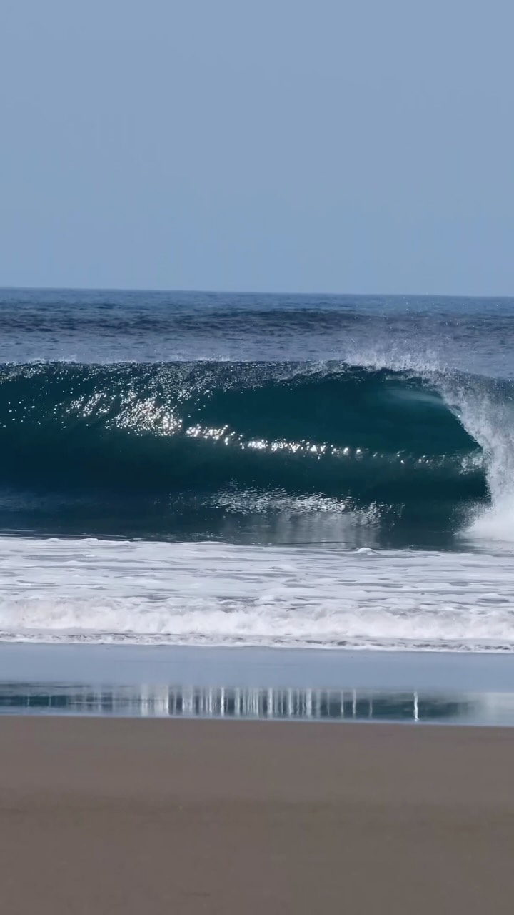 Fun morning out front🌴
.
.
.
🎥 @saulphotos99
.
.
.
#stayatthepeak #northnicapackage #surfing #nicaragua #travel