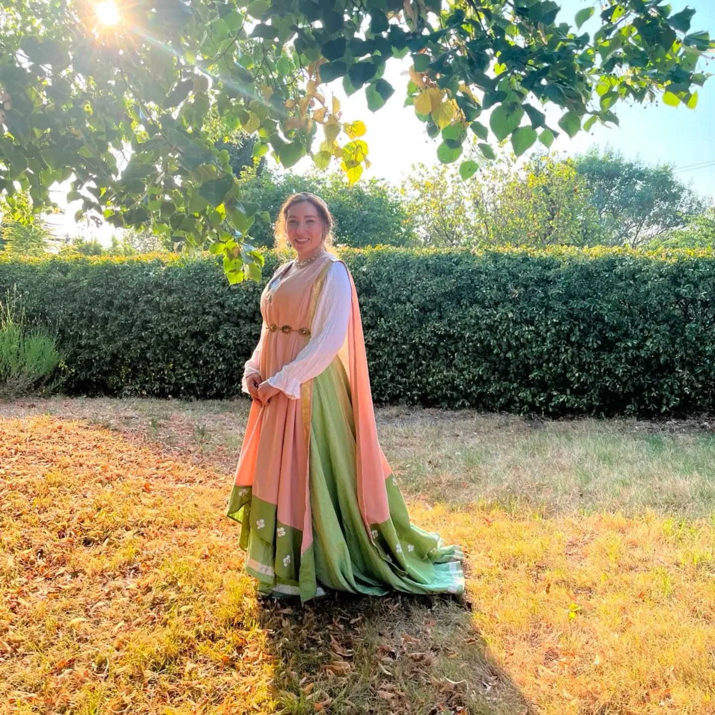 ✨Soirée et bal Renaissance au château de Saint-Felix-Lauragais, dans le cadre du festival Déodat de Séverac
Pas le temps de réaliser une tenue spéciale pour l'occasion, donc j'ai ressorti la robe que j'avais faite pour les médiévales de Dinan l'année dernière et pour lui donner un aspect plus renaissance, j'ai cousu rapidement une giornea et une cuffietta, populaires durant le Quattrocento à Florence.
Je ferai un autre post dessus et j'espère avoir d'autres photos pour vous montrer la soirée 🥰
#smallbusiness #costumedesign #slowfashion #fashionhistory #rennaissance