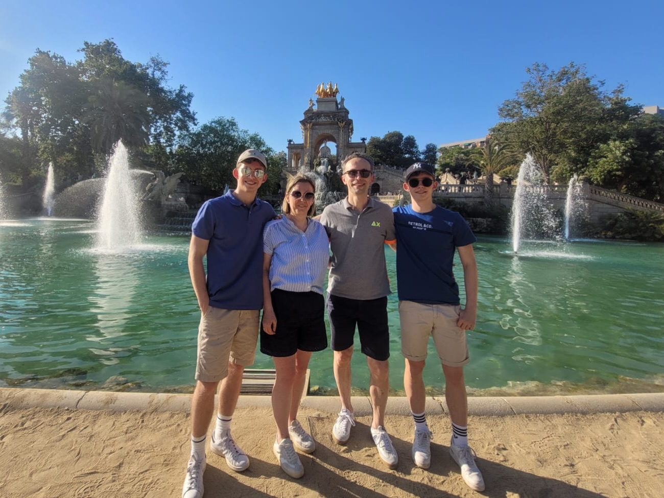 Altijd een mooi plaatje en foto momentje voor de fonteinen Las Cascadas in Parque de la Ciutadella!
We hebben deze zomer inmiddels al met talloze families en vriendengroepen door Barcelona gefietst en gewandeld. Iedere route op maat en afgestemd op de wensen en interesses van onze gasten! 😎
Verbinden, vertragen en de stad écht beleven samen met een local. Want de tijd samen, die krijg je nooit meer terug. ☀️