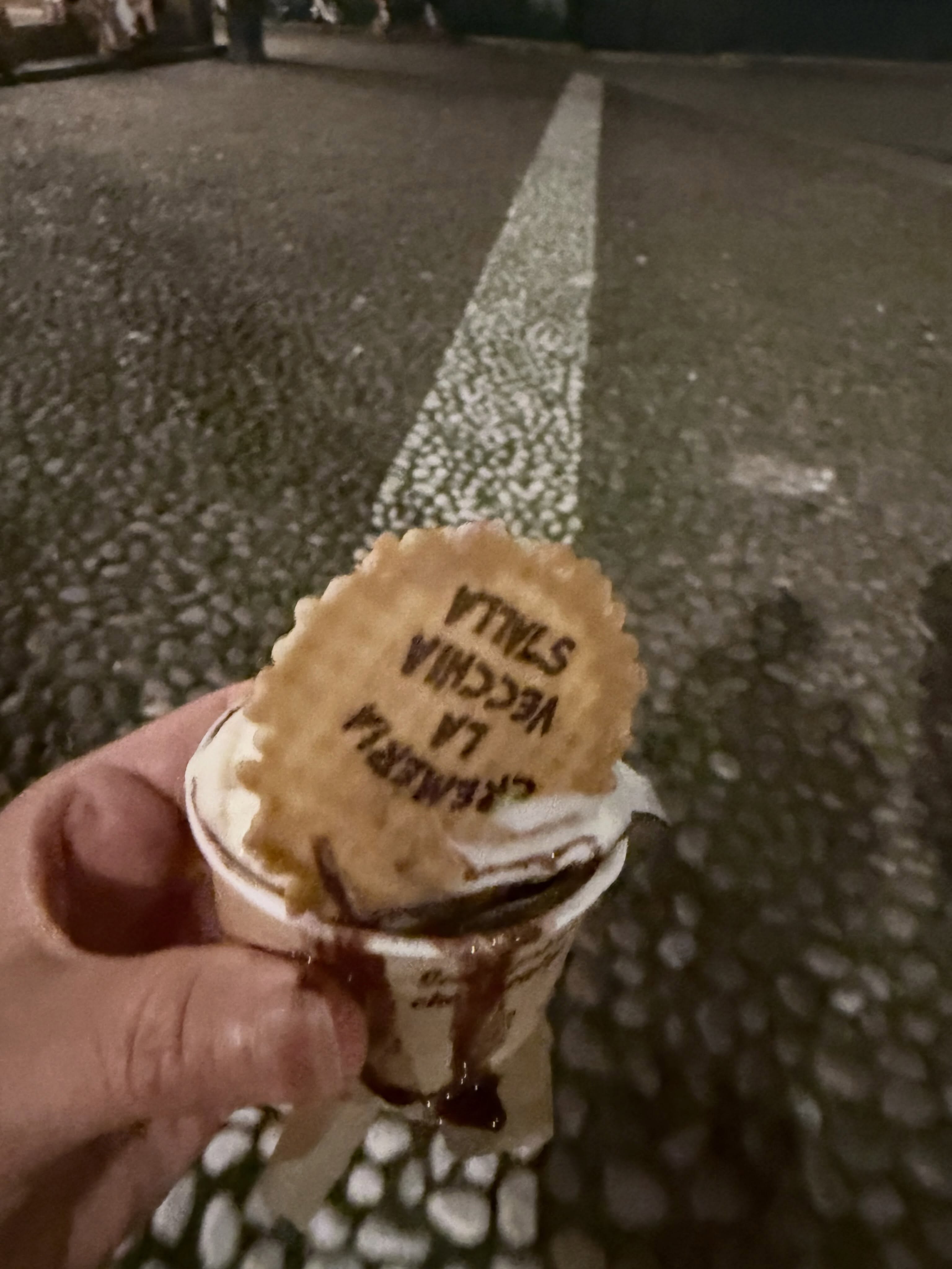 Even at midnight, ice cream melts in an instant. Che caldo!