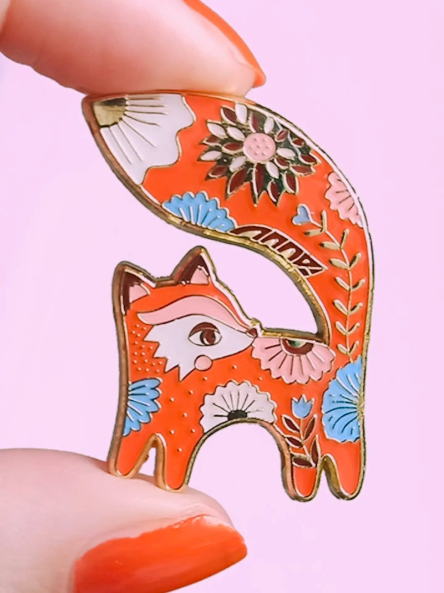 🦊 Avec les feux de forêts j'avais envie de vous parler de notre faune sauvage : renards, hérissons, cervidés, martes, oiseaux,...
🐝 Puis Duplomb 2 a été voté, m'a ôté les mots que j'aimerais trouver pour parler de nature et de santé.
🐬 Et puis hier soir sidérée, j'ai vu que notre pays avait délibérément choisi de transporter des dauphins de Marineland en pleine canicule vers un parc en Espagne...
🥺 En dépit de toutes les "promesses", à l'encontre de toutes nos attentes, malgré les mises en garde des spécialistes, les décisions prises chaque jour au détriment de la nature et de l'humain me sidèrent!
°°°
Je dessine les animaux, une nature joyeuse et un monde réinventé parce que ce qui se passe dans le réel me tord le cœur.
Je sais qu'ici nous aimons le vivant et nous le célèbrons : ça me rassure. On se comprend !
Force à vous qui, comme moi, devez bouillir devant tout ce à quoi on assiste. 😘
°°°
#nature #forêt #renard #pins #création