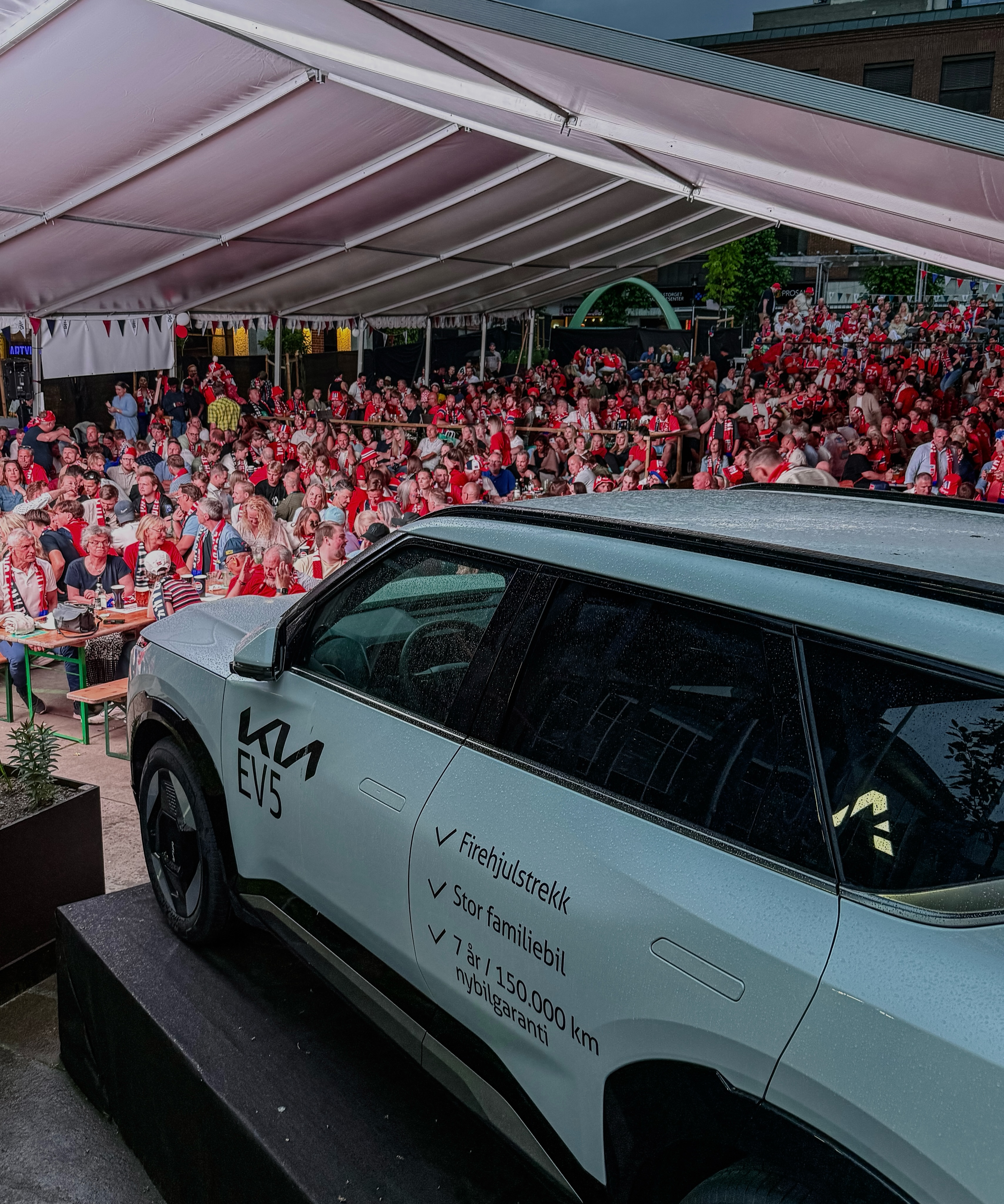 Takk for en fantastisk VM-periode ❤️🤍💙
Vi har vært stolte sponsorer av VM-torget! Kia EV5 har fått være en del av folkefesten gjennom hele mesterskapet 🚘
Stor kudos til ansatte, frivillige og arrangører av @vmtorget som har lagt ned en imponerende innsats for å skape en møteplass og folkefest for hele Grenland!
Det har vært helt rått å følge Norge helt til kvartfinalen 😍 Vi må også gratulere Spania med VM-seier 🏆 En verdig avslutning på et fantastisk mesterskap!
Vi har storkost oss og gleder oss til neste gang ❤
#vm2026 #skien
Gode venner og kollegaer 🥰
Takk for en uforglemmelig sommer ❤️🤍💙