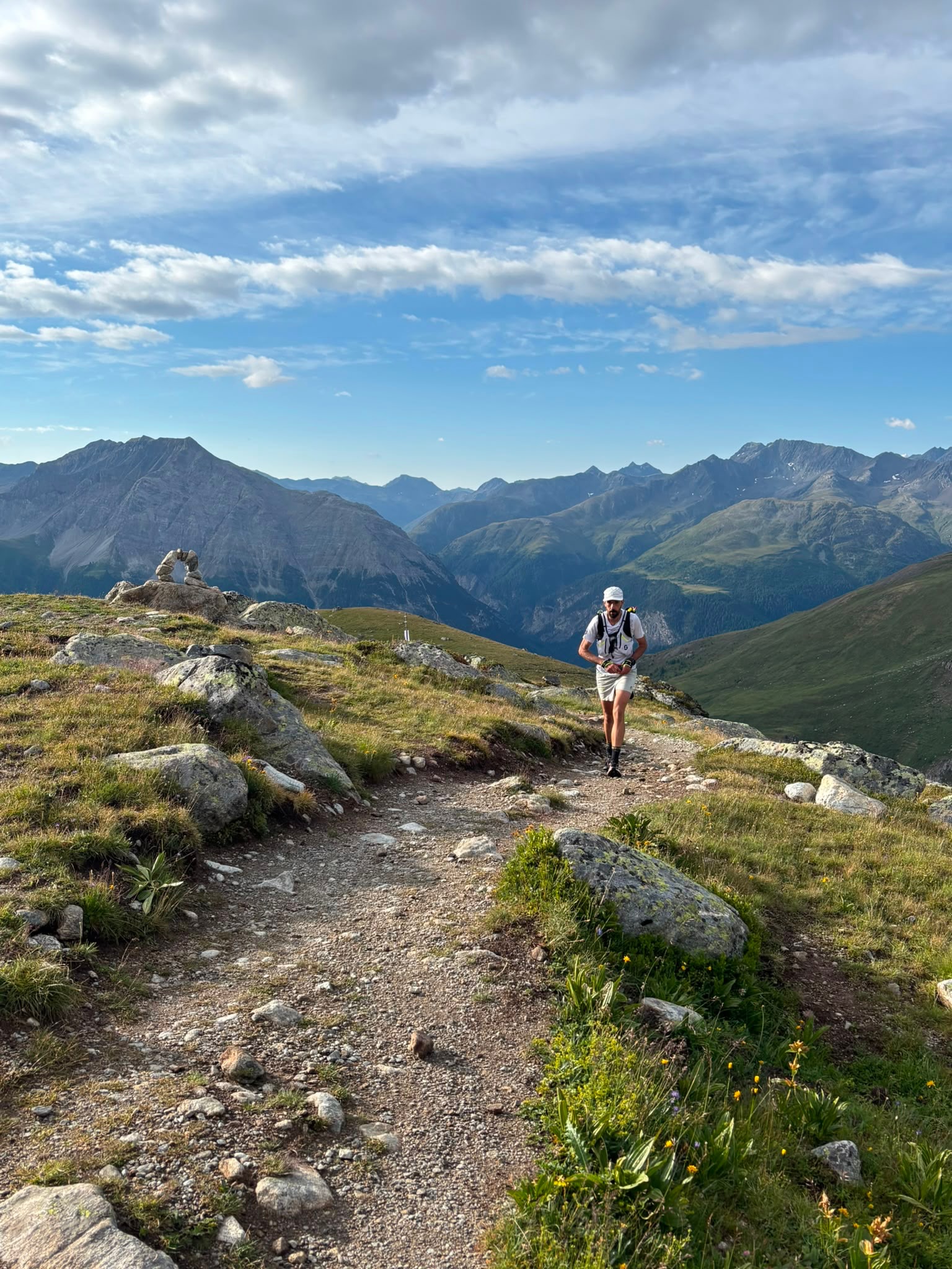 The station at Es-cha Hütte fuels the runners for the kilometers ahead, with views over the Engadin mountains as a bonus. Partly cloudy, perfect temperatures. 🏔️
#engadinultratrail #eut102 #eut53 @chamanna_escha