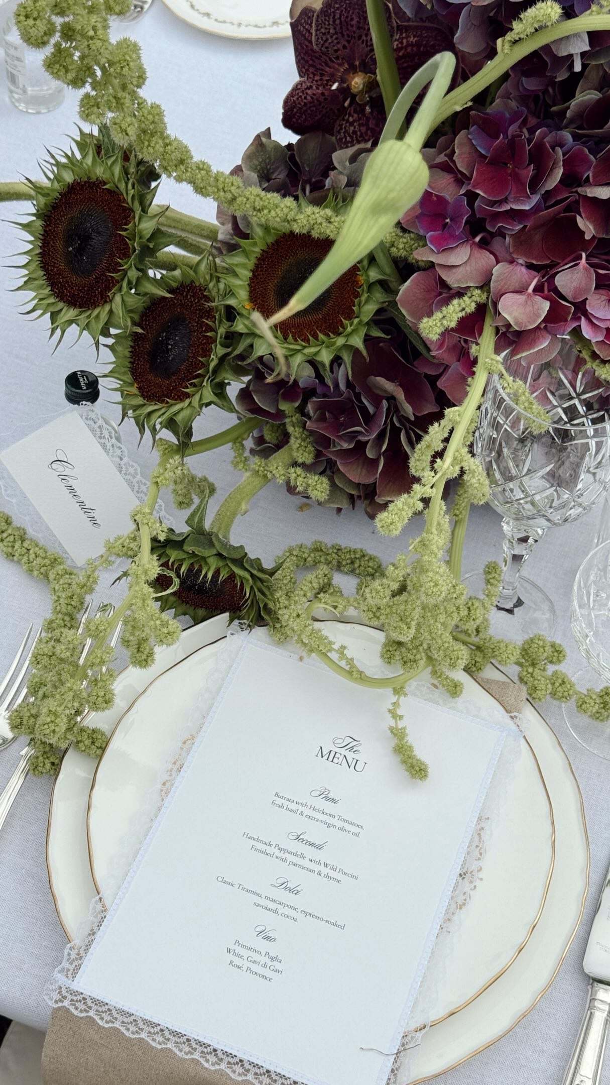 Designed for slow summer dining 🍷🍇🌅
A tablescape inspired by garden gatherings, abundant florals and the simple joy of sharing a meal with all the people you love most around one table.
Every detail was chosen to create an experience, not just a beautiful table setup. One that invites guests to linger a little longer, fill their glasses one more time and soak up every moment together 🤍
Created at Portfolio in Bloom’s Summer Creative Day ✨
Shoot by @portfolioinbloom
Shoot Host & Florist @burtonsblooms
Venue @cheniesmanorweddingsandevents
Photographers @luciewatsonphotography and @weddings.by.miriam.c.wahl
Content Creator @weddingluxesocials
Stylist & OTD Coordination @weddings_akilahandco
Tableware @harrietstable
Furniture @optionsgreathire
Candles @theglasshouselondon
Stationary @threadandvow_
Cake @itsnotjustcake
Draping @loving.events