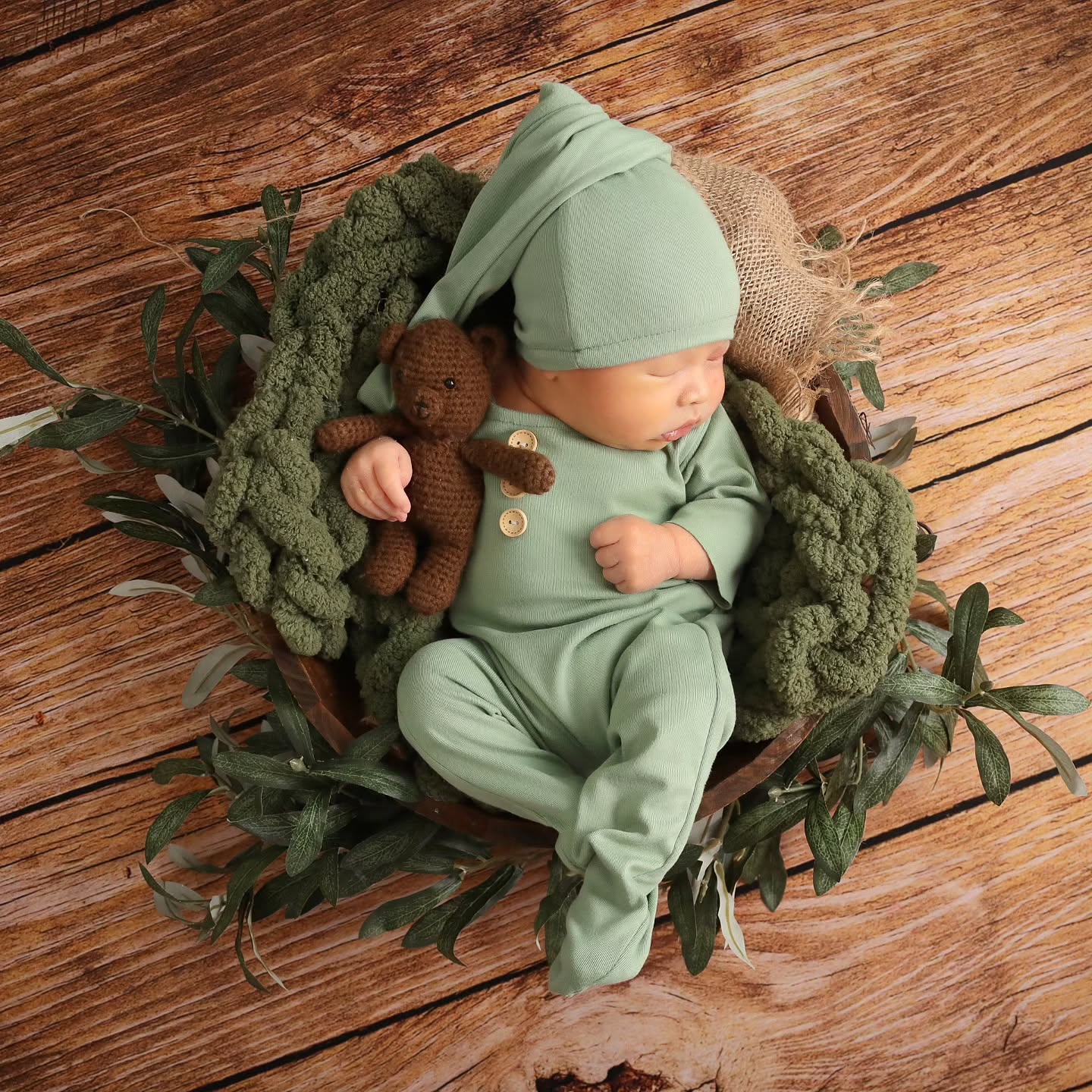 green has been so popular for my boy newborn sessions lately 😍
#newbornboy #newbornphotography #newbornphotographer #studiophotography #avaotisdesigns