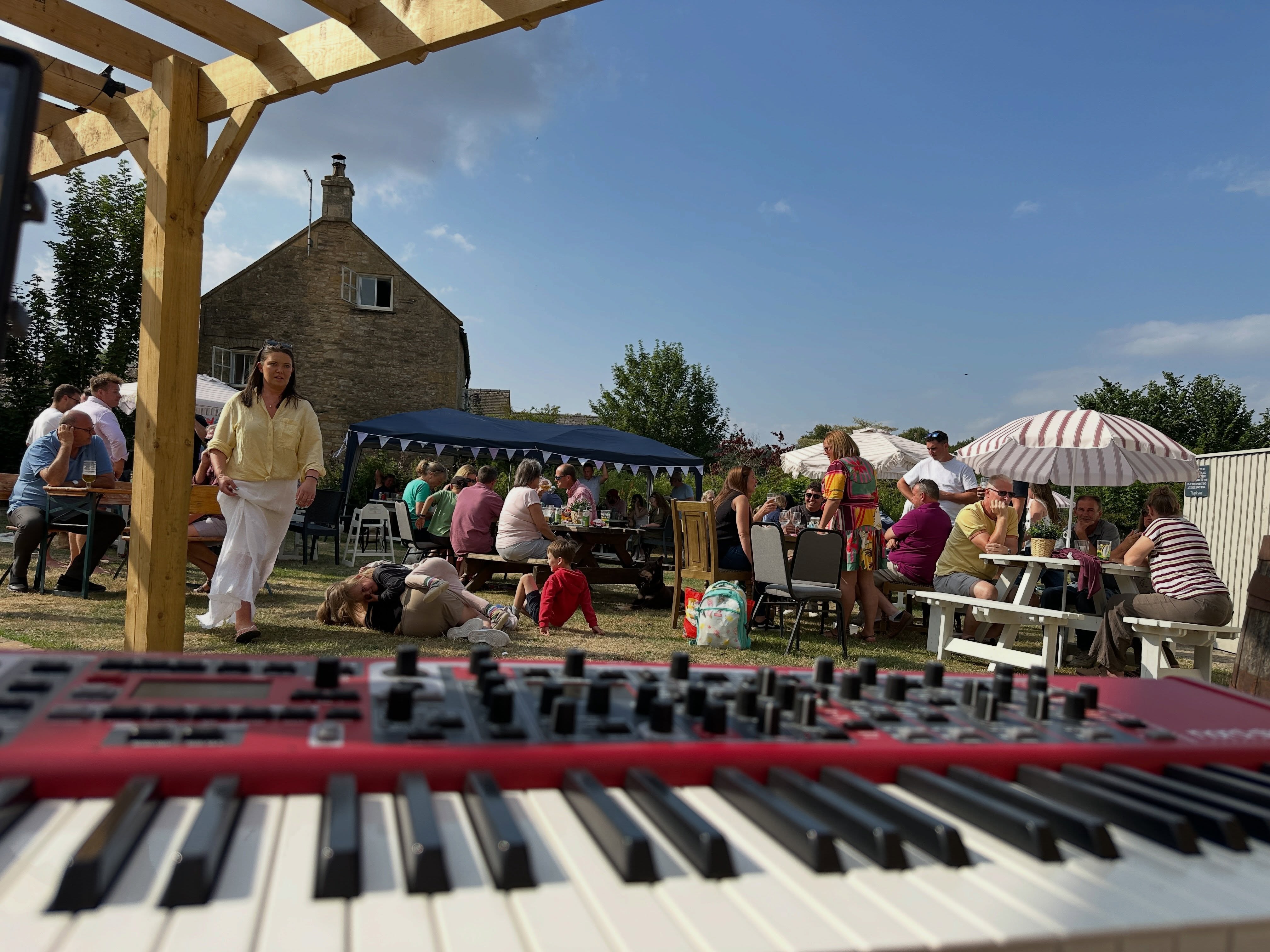 Summer afternoons Cotswolds style! Thanks for having me to play at your first anniversary @farmers_arms_guiting - what a splendid afternoon!! One year on, the place looks fab and great support from all your punters 👍🏻 😊 🎵 🍻 🍗