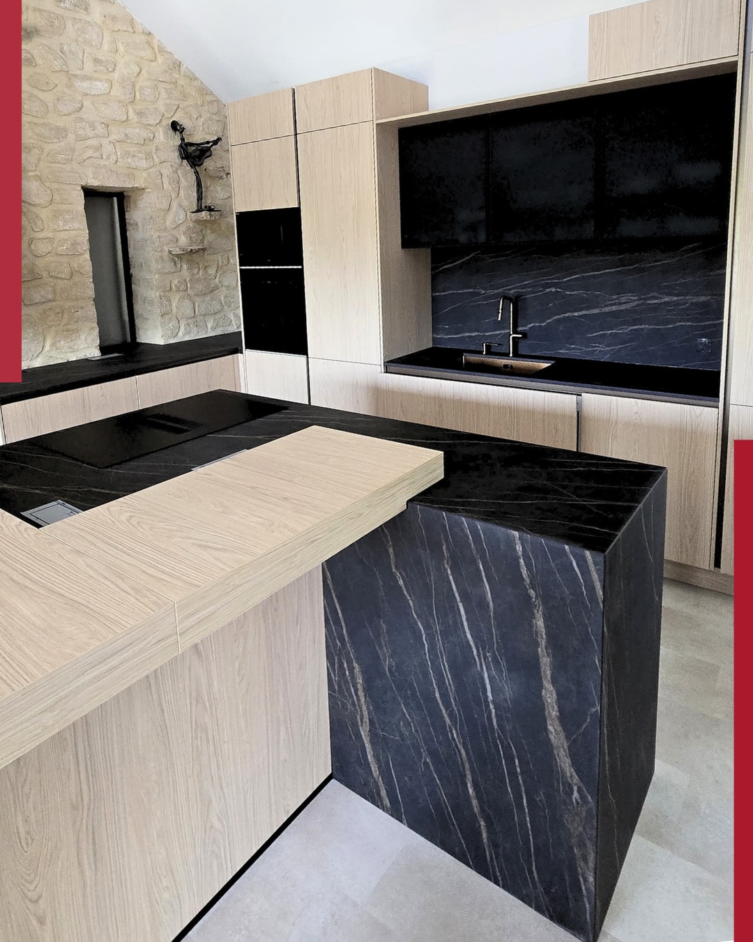 ✨ Nouvelle réalisation : un plan de travail en céramique Noir Désir ✨
Élégant et intemporel, le décor Noir Désir séduit par son fond noir profond sublimé par un veinage cuivré qui apporte caractère et raffinement à la cuisine.
Au-delà de son esthétique, la céramique est un matériau d’exception, pensé pour un usage quotidien :
✔️ Résiste à la chaleur
✔️ Résiste aux rayures et aux taches
✔️ Surface robuste et durable
✔️ Facile d’entretien
Un plan de travail qui allie design, performance et longévité pour une cuisine aussi belle que pratique.
📍 Une nouvelle réalisation signée @ecocuisine_caen_mondeville
#plandetravail #marbrerie #noirdesirlaminam #cuisinesurmesure #amenagementinterieur