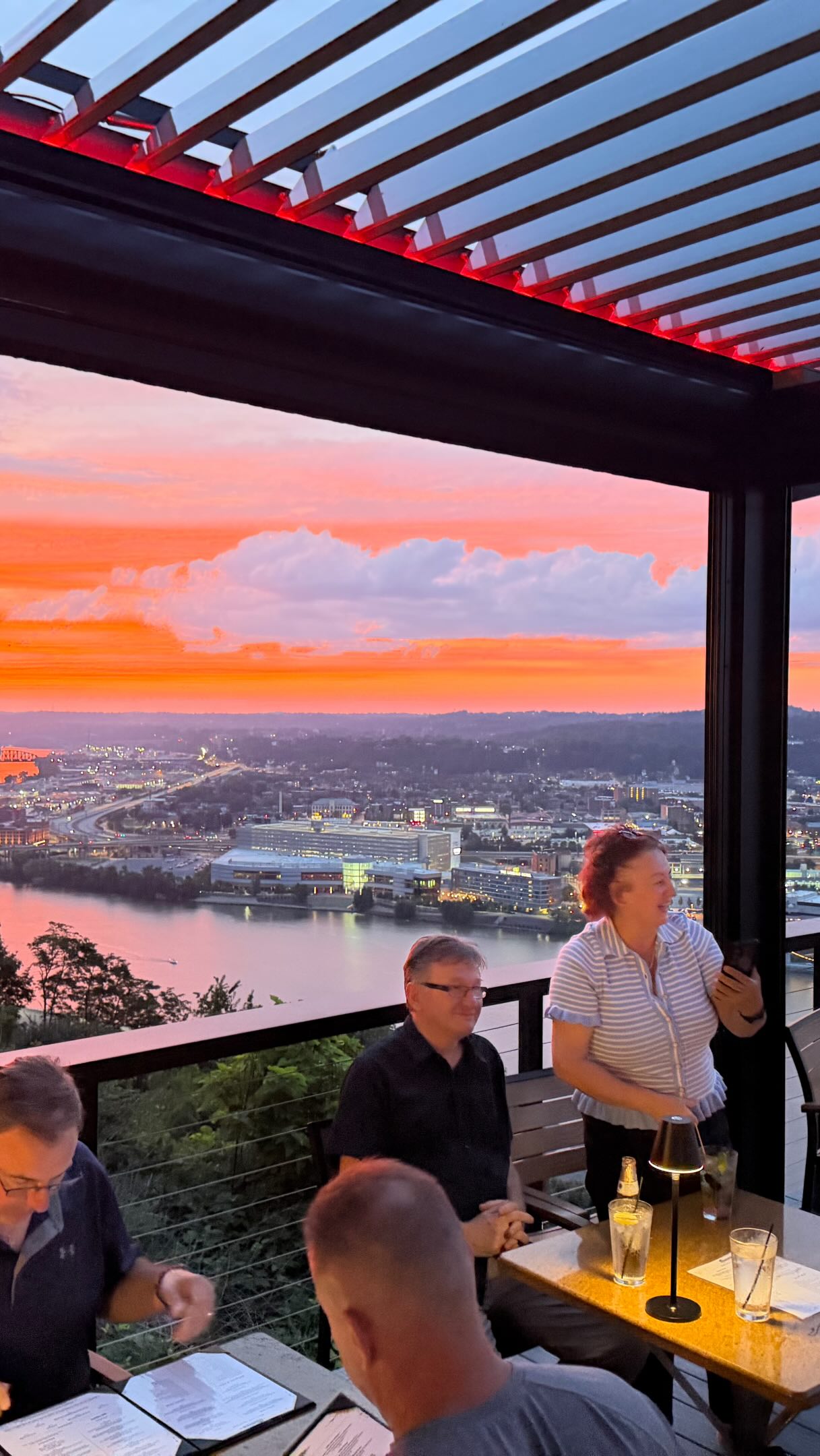 Come for dinner, stay for golden hour 🌅🍸✨ The views at Grandview Saloon never disappoint. Who are you bringing here? 👀
#GrandviewSaloon #PittsburghEats #PittsburghRestaurants #PittsburghViews #DinnerWithAView SunsetViews VisitPittsburgh