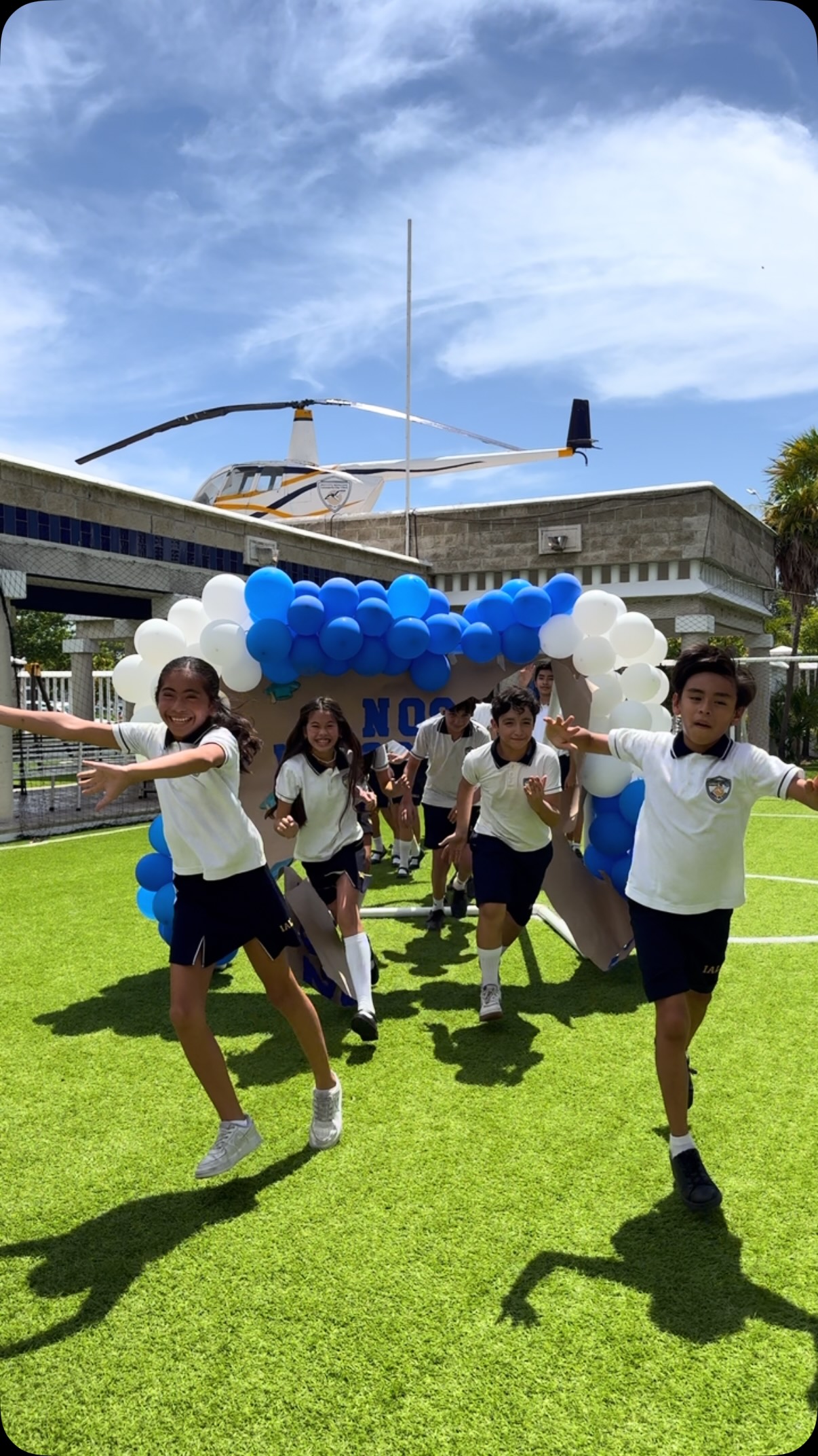 ✨ Un gran paso, un nuevo comienzo.
Nuestros alumnos de Primaria cruzan la meta con una gran sonrisa, dejando atrás una etapa llena de aprendizajes, amistades y momentos inolvidables. Hoy atraviesan la puerta que los acerca a un nuevo sueño: la Secundaria.
¡Estamos seguros de que vivirán una nueva aventura llena de retos, crecimiento y grandes logros! 💙
#yosoydavinci #Graduación2026 #Primaria #secundaria