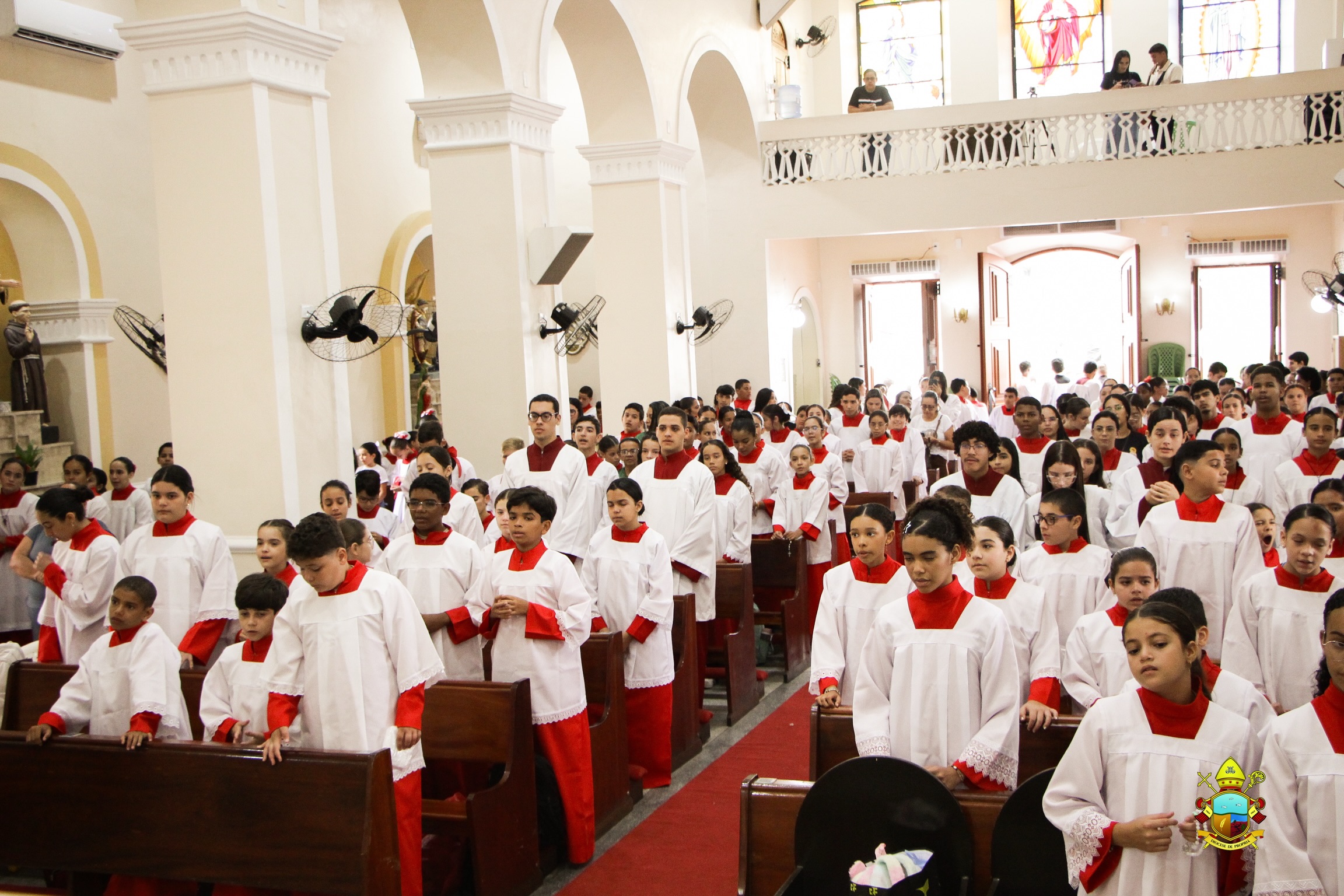 A Paróquia Nossa Senhora da Conceição, em Porto da Folha, acolheu o Encontrão dos Coroinhas da Diocese de Propriá, reunindo participantes de diversas paróquias para um dia de espiritualidade, formação e convivência.
Promovido pelo Serviço de Animação Vocacional (SAV), sob a coordenação do Pe. José Anderson, o encontro contou com momentos de oração, dinâmicas e partilhas, fortalecendo a missão dos coroinhas em suas comunidades.
A programação foi encerrada com a Santa Missa presidida por Dom George Muniz, que incentivou os jovens a servirem com amor, alegria e fidelidade, cultivando uma amizade profunda com Jesus Cristo.
O encontro reafirmou o compromisso da Diocese com a formação e o cuidado vocacional das novas gerações.
