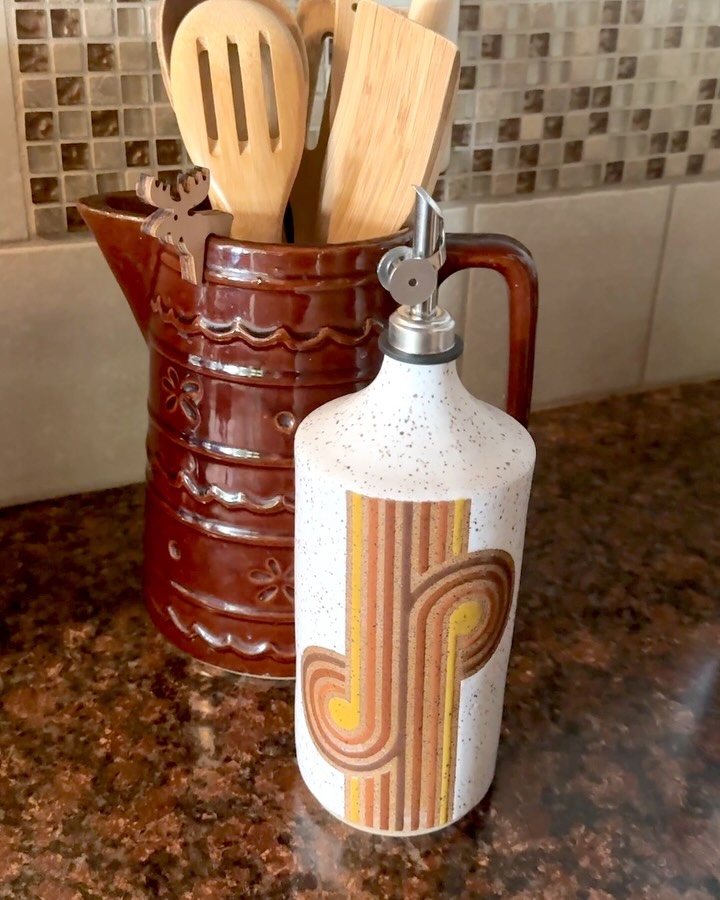 Matching with vintage Harcrest stoneware made in Illinois, is my retro-inspired oil pourer made in Chicago :) Plus a handmade lamp for the bedroom, and mugs for cozy porch mornings.
My Mom wanted some pottery upgrades for the cottage in the U.P. and so I brought her some goodies! I always say my pieces can fit into a lot of home decor, but they also love the woods and lake!
Every home (and cabin!) needs a bit of nostalgic charm though, right?
#ceramics #pottery #kitchendecor #cottagedecor
