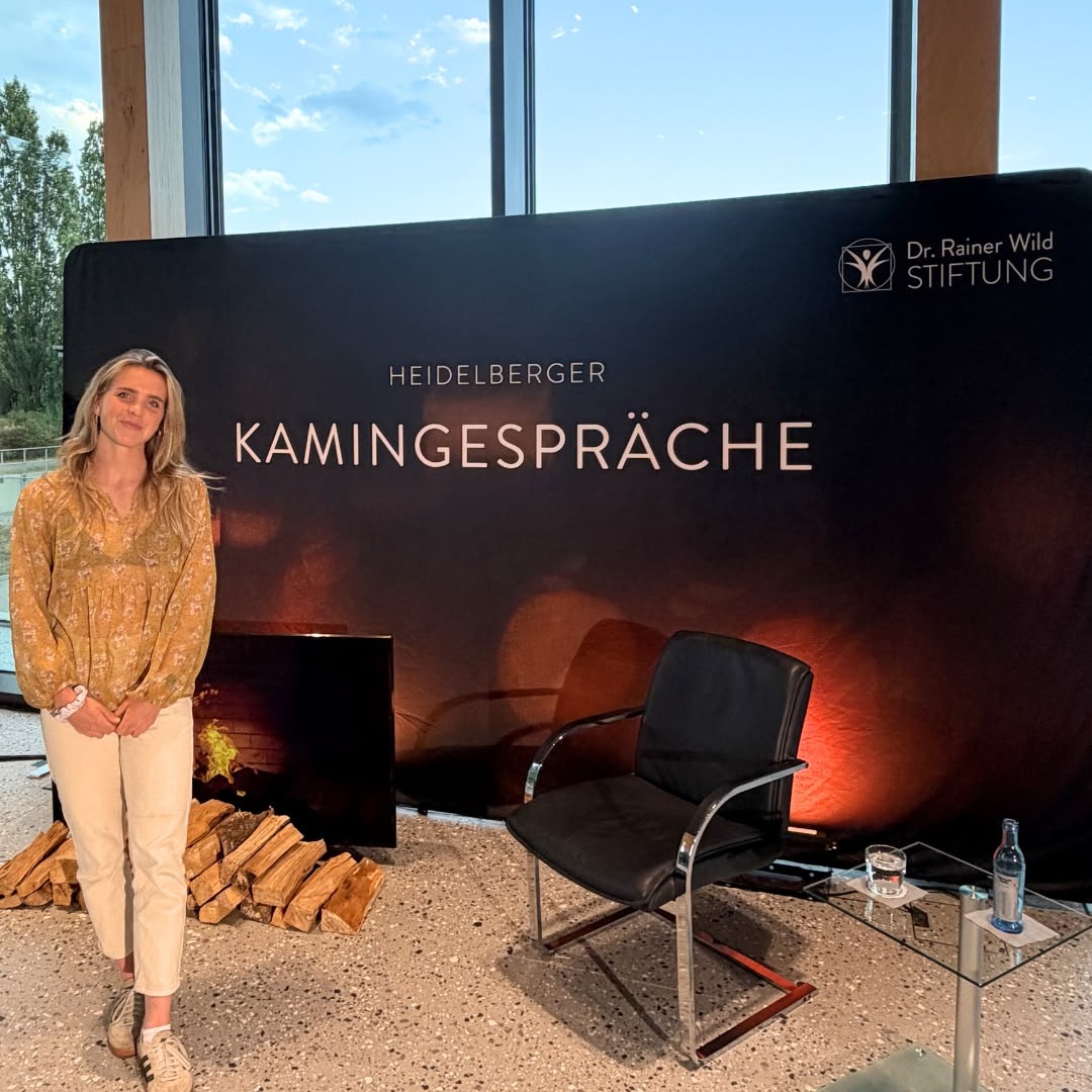 Verändern GLP-1-Medikamente nicht nur unser Gewicht, sondern auch unsere Esskultur?
Diese spannende Frage stand im Mittelpunkt des Fachdialogs der Dr. Rainer Wild-Stiftung, an dem wir letzte Woche teilgenommen haben. Das haben wir mitgenommen:
🥦 Qualität gewinnt an Bedeutung – Protein, Gemüse und Nährstoffdichte rücken generell bei der Bevölkerung stärker in den Fokus.
🍫 Der Griff zu Snacks und impulsiven Käufen nimmt bei vielen Nutzer*innen von GLP1 ab.
📦 Lebensmittelhersteller denken bereits über neue Portionsgrößen und Produktkonzepte nach.
💪 Ernährungsbegleitung bleibt ein wichtiger Erfolgsfaktor der Therapie.
🍽️ GLP-1 könnte langfristig beeinflussen, wie wir essen – nicht nur, wie viel wir essen.
Von veränderten Einkaufsgewohnheiten über neue Produktkonzepte bis hin zu ganz neuen Herausforderungen für Ernährungsfachkräfte – die Entwicklungen sind spannend zu beobachten. Dank an die Dr. Rainer Wild-Stiftung sowie die Referenten Jochen Matzer und Dr. Gert Bischoff für die spannenden Impulse!
In den USA und Großbritannien reagiert die Lebensmittelindustrie bereits auf die veränderten Bedürfnisse von GLP-1-Nutzer:innen. Die Frage ist nicht mehr, ob sich Märkte verändern, sondern wie stark und wie schnell diese Entwicklung auch Deutschland erreichen wird. Auf Instagram beobachten wir, dass immer häufiger und offener über die Abnehmspritze gesprochen wird.
Das finden wir gut! Wie seht ihr das?💬
#ernährung #ernaehrungswissen #vortrag #nutritionhub #nutrition