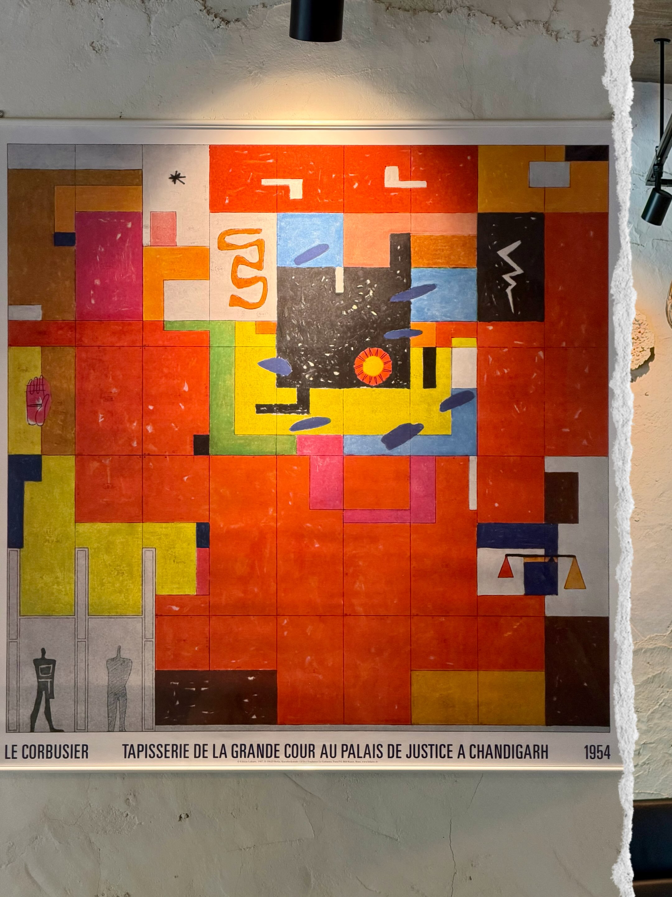 𓇽tapestry𓇽
le corbusier氏のアートポスター
先月、上野の西洋美術館に訪れた際
直感でこれ素敵!と感じて購入☺️
コルビュジエとピエール・ジャンヌレによる
都市計画で開発されたインド・チャンディーガル🇮🇳
元はチャンディーガルの最高裁判所に飾る為の
タペストリーの図案だそうです。
確かに色使いがインドっぽい!!
裁判所の天秤が描かれていたり、
コルビュジエらしい幾何学パターンと明るい色彩♡
和田伸政先生作の壁とコラボして、
珊瑚tableだけの空間にアップデートされました🥰
#今帰仁#古宇利島#沖縄#沖縄グルメ#lecorbusier