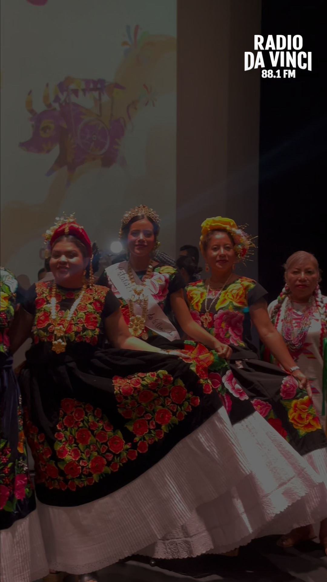 🎉✨ La comunidad oaxaqueña en Cancún está lista para vivir nuevamente la máxima fiesta de sus tradiciones.
Del 23 al 26 de julio, la comunidad oaxaqueña residente en Cancún participará una vez más en la Guelaguetza 2026, compartiendo con orgullo la riqueza cultural de su estado a través de la música, la danza, los trajes típicos y las tradiciones que han dado identidad a Oaxaca por generaciones.
Considerada una de las festividades culturales más importantes y reconocidas a nivel mundial, la Guelaguetza representa una oportunidad para proyectar la riqueza cultural de México y fortalecer el turismo en Cancún, al atraer tanto a visitantes nacionales como internacionales interesados en vivir una experiencia auténtica llena de color, historia y tradición.
Serán cuatro días de actividades que llenarán de vida distintos escenarios de la ciudad, incluyendo la tradicional calenda, un recorrido festivo que acercará al público cancunense a una de las expresiones culturales más emblemáticas del país.
La invitación está abierta para que familias, visitantes y amantes de la cultura disfruten de este encuentro que fortalece los lazos entre Oaxaca y Quintana Roo, celebrando la diversidad, el orgullo de nuestras raíces y el intercambio cultural que distingue a nuestro país.
#Guelaguetza2026 #Cancún #Oaxaca #Turismo #Cultura #Tradición #ComunidadOaxaqueña #RadioDaVinci881FM @somosculturacun