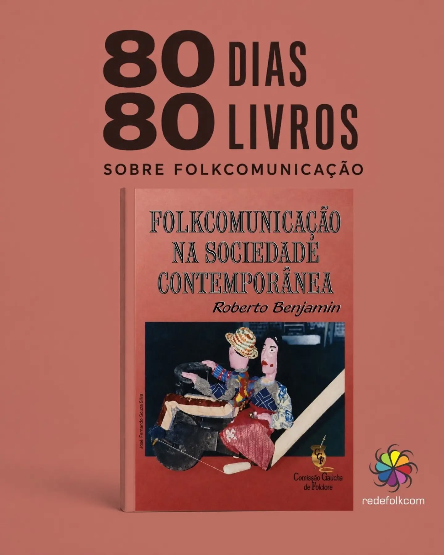 📚 80 dias, 80 livros sobre folkcomunicação
Livro 12 — Folkcomunicação na sociedade contemporânea (2004)
Publicado pela Comissão Gaúcha de Folclore, o livro de Roberto Benjamin reúne 153 páginas de reflexão teórica e análise empírica. Seu problema central não é apenas afirmar que a cultura popular se relaciona com a mídia, mas compreender os diferentes resultados possíveis desse encontro.
Benjamin começa delimitando o lugar da Folkcomunicação como campo da Comunicação. Mesmo quando utiliza conceitos desenvolvidos por folcloristas, o pesquisador deve manter o foco nos processos comunicacionais: quem produz as mensagens, por quais meios elas circulam, como são recebidas e quais efeitos provocam. Por isso, o autor defende uma pesquisa de campo interdisciplinar, combinando as técnicas etnográficas com instrumentos vindos das ciências da linguagem e do jornalismo.
Uma das contribuições mais características do livro é a sistematização dos caminhos que uma manifestação cultural pode percorrer na sociedade contemporânea. Ela pode resistir às interferências externas ou ser refuncionalizada para permanecer viva. Também pode incorporar elementos da cultura de massa, desaparecer parcialmente ou ser desativada até que novas circunstâncias permitam sua retomada. Mesmo quando deixa de existir em sua comunidade, seus traços podem sobreviver na mídia ou na arte erudita e, posteriormente, retornar ao universo popular sob outra forma.
O autor aplica esse olhar às festas, diferenciando celebrações privadas e públicas. Entre as públicas, distingue aquelas promovidas por instituições das manifestações espontâneas, criadas pela própria comunidade. A classificação permite observar como uma festa tradicional pode ser apropriada por interesses políticos, religiosos ou econômicos, transformando-se em espetáculo sem que os sentidos comunitários desapareçam por completo.
#redefolkcom