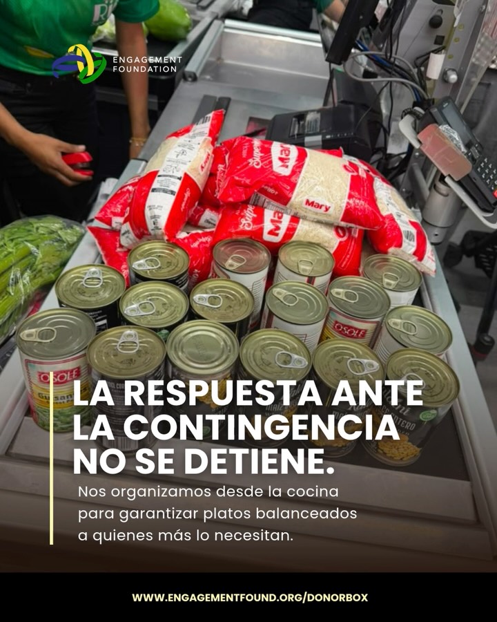 Frente a una situación de contingencia, un plato de comida caliente es mucho más que alimento; es un mensaje de alivio, cercanía y una certeza de que no están solos en este proceso.
Queremos compartirles paso a paso cómo se transformó el apoyo de nuestra comunidad en una jornada integral de nutrición destinada al estado La Guaira:
La planificación: Adquirimos insumos frescos y alimentos para diseñar un menú completo y proteico: arroz con verduras acompañado de albóndigas de carne.
El empaque: Cuidando cada detalle, nuestro equipo en Caracas organizó y selló individualmente las porciones, incluyendo sus respectivos cubiertos para facilitar un consumo digno e higiénico en el terreno.
La entrega: El cargamento se trasladó y llegó a su destino en La Guaira al caer la tarde, permitiendo que las familias afectadas recibieran sus alimentos directamente en sus comunidades.
Nuestro compromiso con la seguridad alimentaria en las zonas vulnerables se mantiene activo.
Cada día evaluamos el terreno para coordinar los próximos apoyos logísticos y nutricionales.
¡Cuando nos unimos, la distancia se acorta y la esperanza se multiplica! 🇻🇪💙