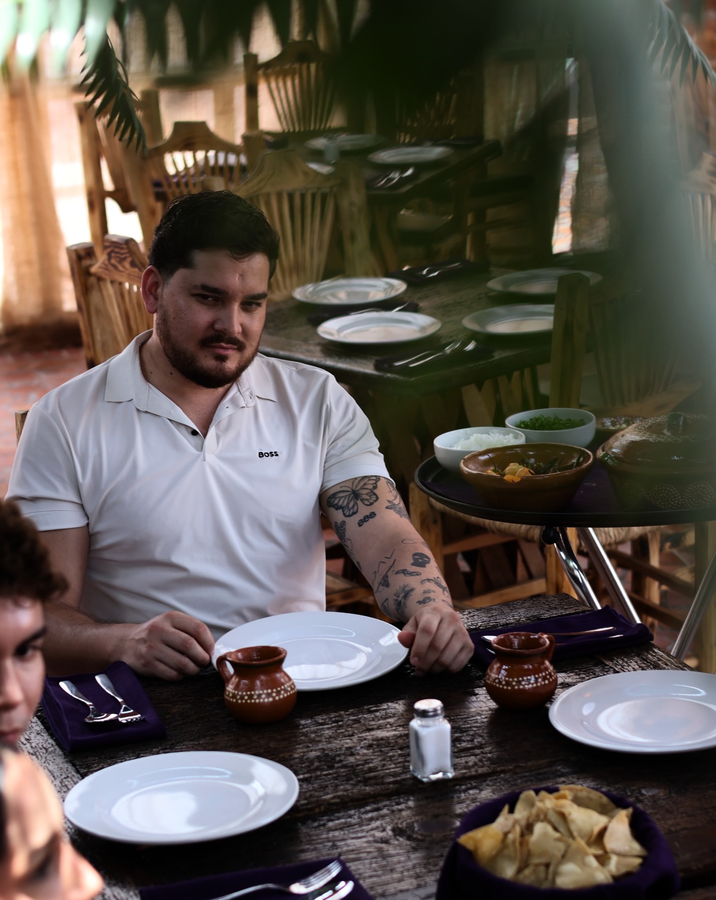 Mientras eliges tu platillo, el ritual comienza con guacamole y salsas preparadas al momento.
🍋🟩🥑🌶️
While you choose your meal, the ritual begins with freshly prepared guacamole and salsas.
