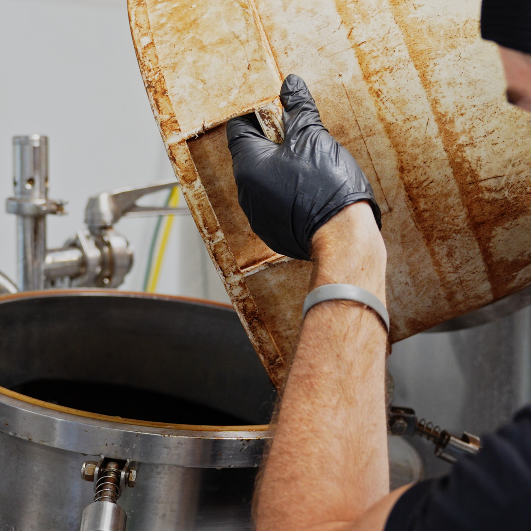 Great coffee takes time.
At Steeping Giant, our coffee is slowly steeped for extended hours in cool, filtered water. This extraction process allows the coffee to develop fully while leaving behind much of the acidity that comes from traditional brewing methods.
Ready to reevaluate the office coffee setup? We’re only one call away. Now serving San Diego, Orange County, Los Angeles, and the Bay Area.
#nitrocoldbrew #steepinggiant #sandiegocoffee #supportlocal
