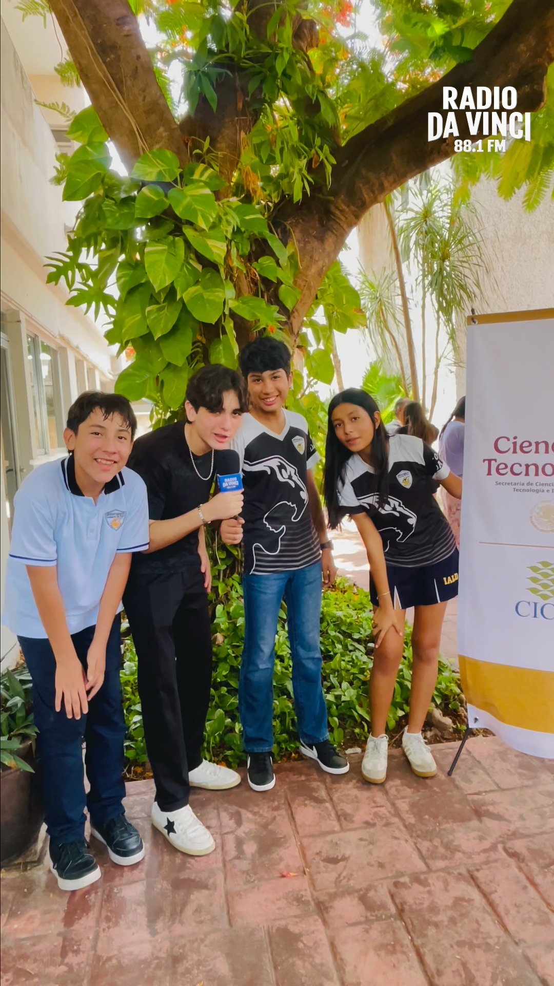🔬✨ ¡La ciencia también se vive en el Instituto Americano Leonardo Da Vinci!
Alumnos de secundaria nos compartieron su experiencia tras participar en el programa del CICY, donde tuvieron la oportunidad de desarrollar proyectos de investigación, realizar prácticas en laboratorio y fortalecer sus conocimientos de la mano de especialistas.
Con entusiasmo, dedicación y mucha curiosidad, demostraron que el aprendizaje va más allá del aula y que la investigación científica es una gran herramienta para transformar ideas en conocimiento.
¡Felicidades a todos por este gran logro y por representar con orgullo al Instituto Americano Leonardo Da Vinci! 👏🧪🌱
@davincicancun #CICY #Ciencia #Investigación #OrgulloDaVinci #Educación #radiodavinci881fm #radiodavinci