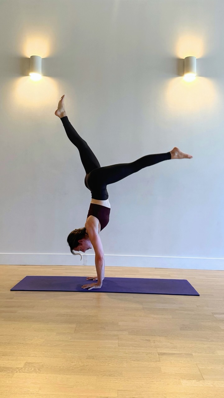 Monday looks good on us! 🥳 We kicked off the week exactly the way we like to: packed out for @shannonhillenmeyer 9:00 AM Vinyasa Flow.
No Sunday Scaries here—just a lobby full of shoes, a studio buzzing with energy, and a community in motion. There truly is no better way to start the week! ✨
How does she make being upside down look so effortless? 🙃
